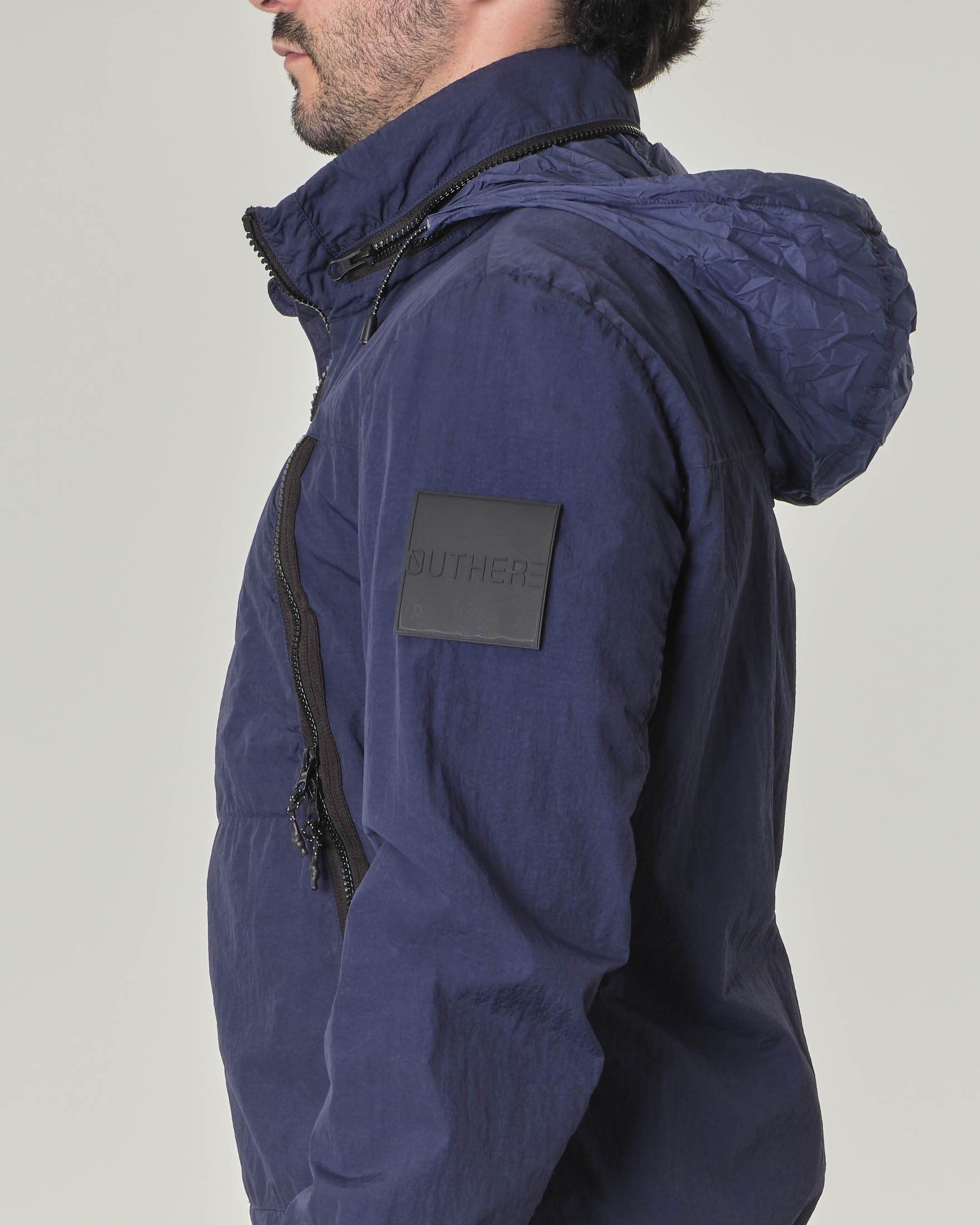 Giubbino blu in nylon crinkle con ampie tasche oblique con doppio cursore e cappuccio estraibile image