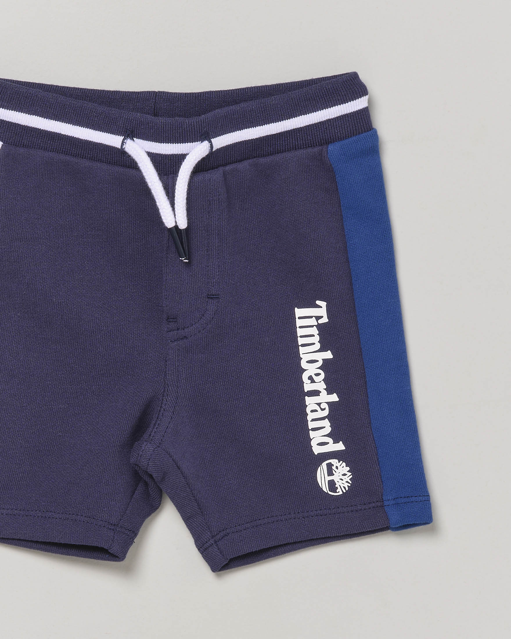 Bermuda blu in felpa con fasce colorate e logo 2-4 anni image