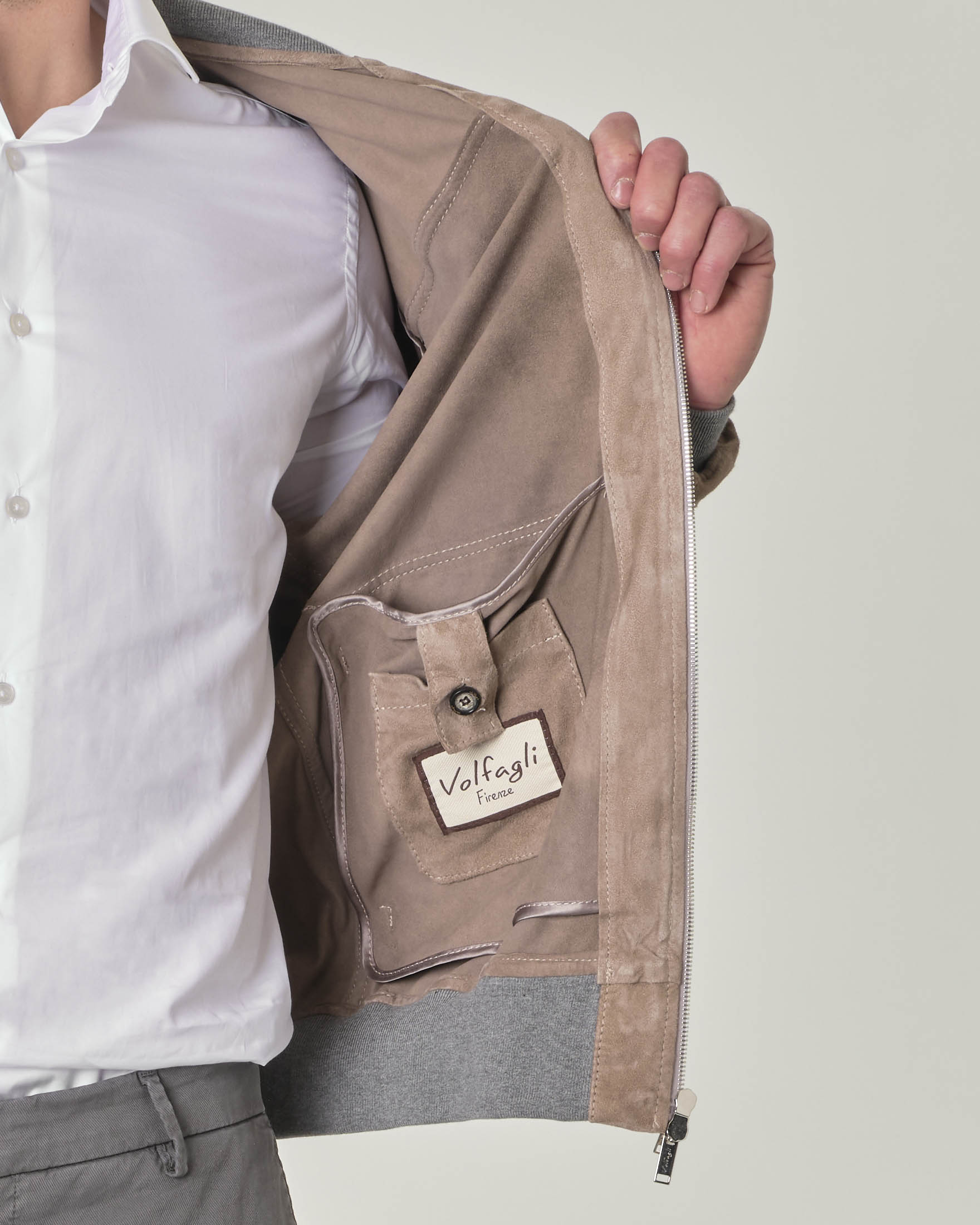 Giubbino tortora in pelle scamosciata con dettagli grigi image