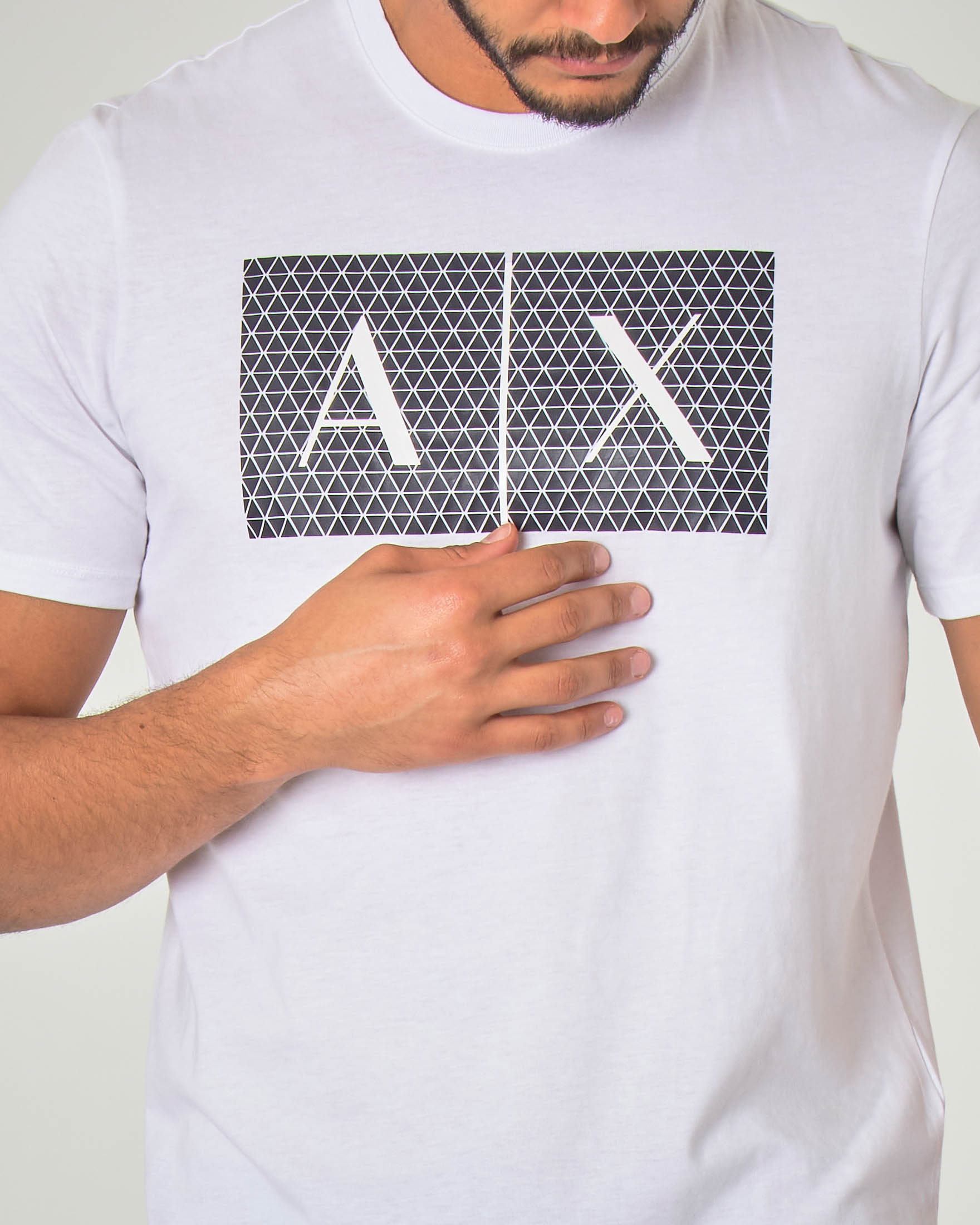 T-shirt mezza manica Armani Exchange bianca con stampa grafica rettangolare e logo image