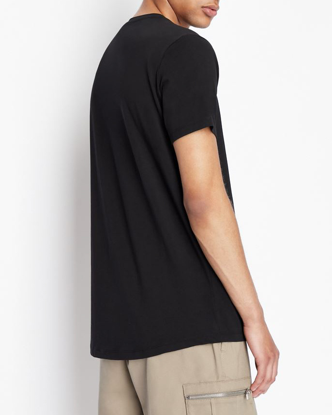 T-shirt nera a mezza manica tinta unita con logo piccolo ricamato sul petto