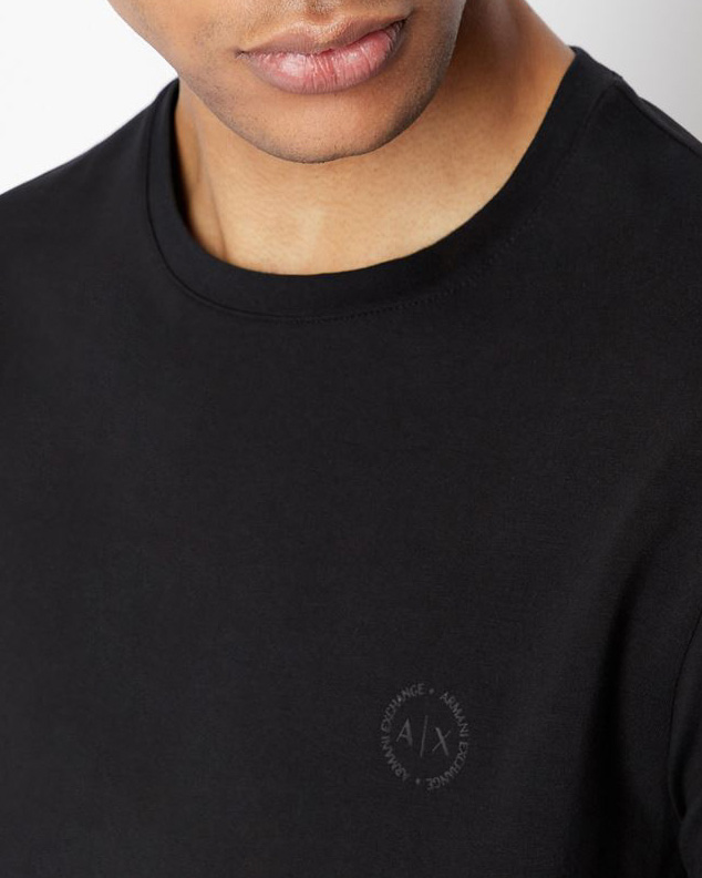 T-shirt nera a mezza manica tinta unita con logo piccolo ricamato sul petto