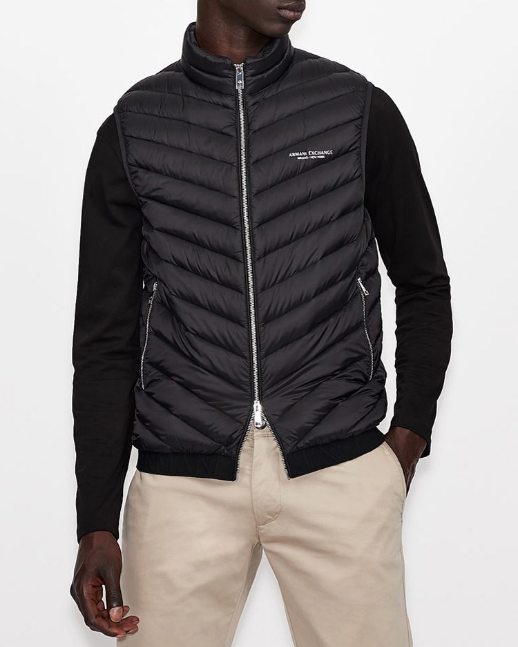 Gilet nero imbottito in piuma con trapuntatura obliqua