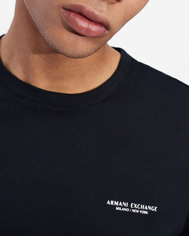 T-shirt blu a mezza manica tinta unita con logo piccolo stampato sul petto