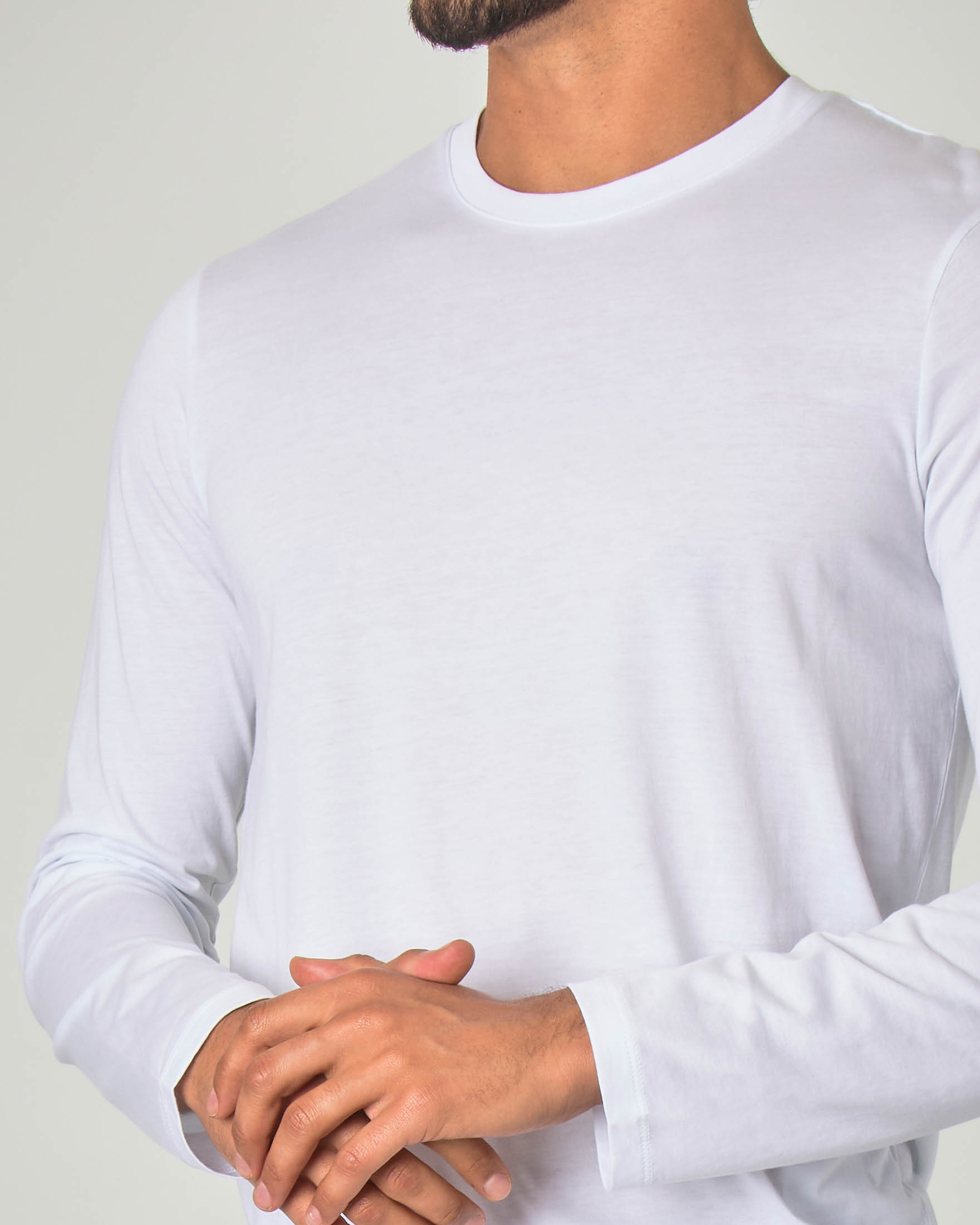 T-shirt manica lunga Armani Exchange bianca tinta unita in pima cotton image