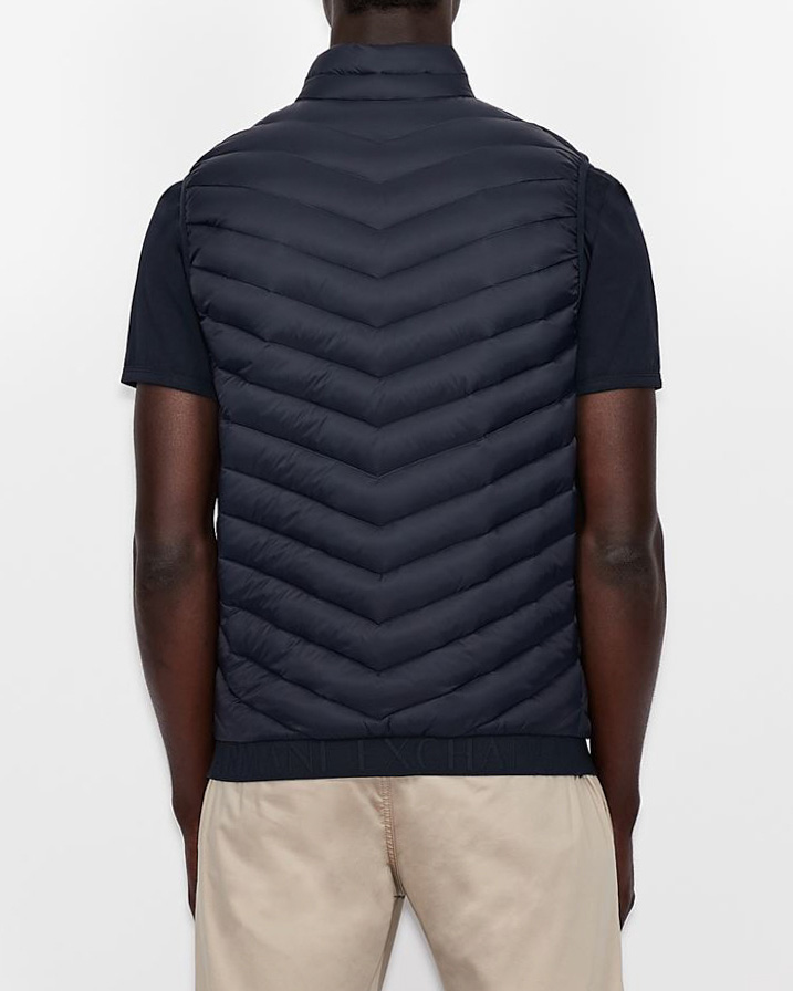 Gilet blu imbottito in piuma con trapuntatura obliqua image