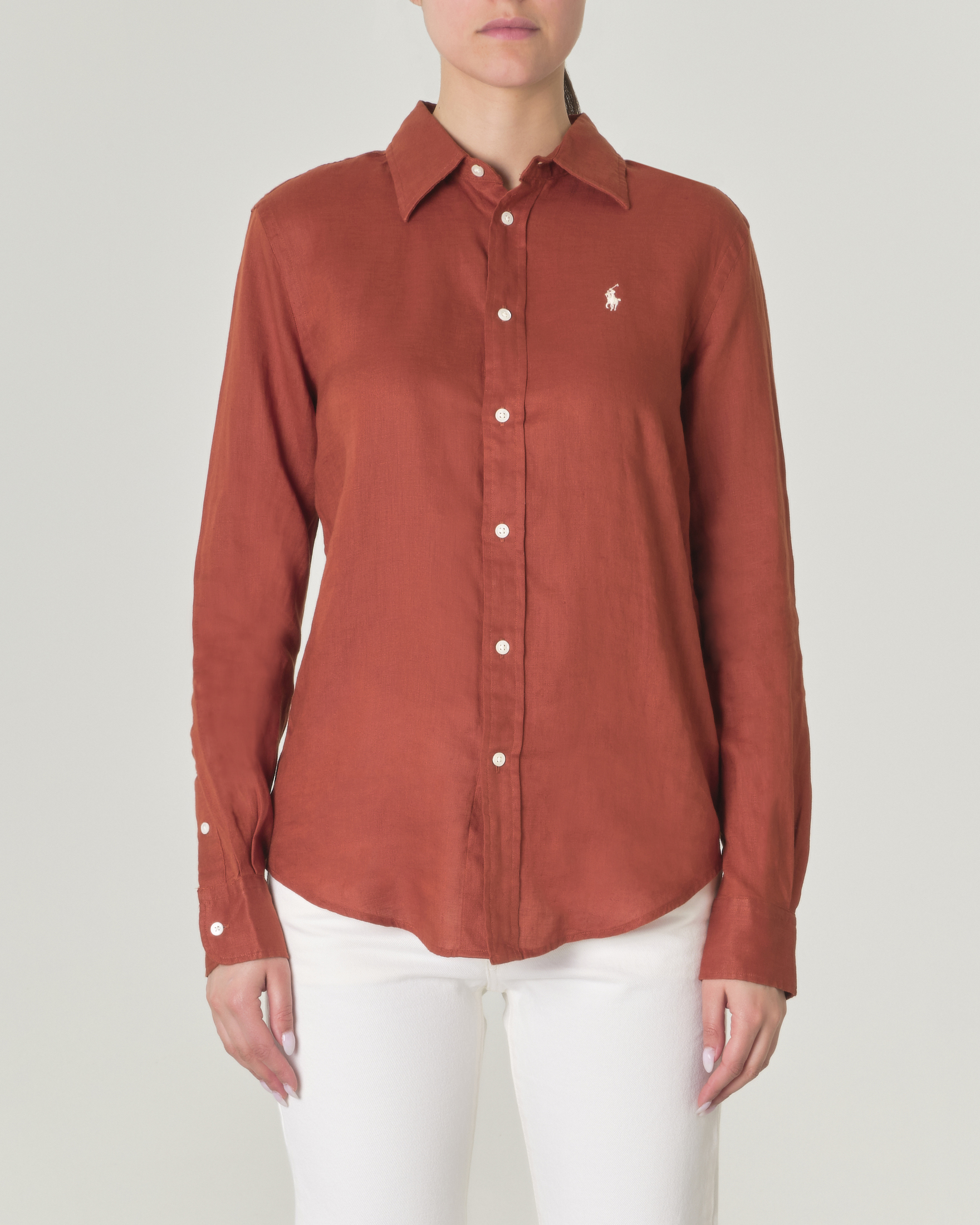 Camicia color ruggine in lino con logo bianco ricamato sul petto