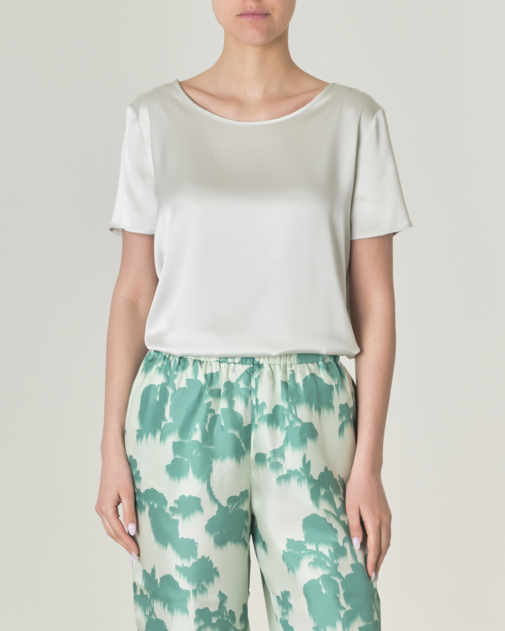 Blusa color acqua in crêpe di seta stretch a maniche corte