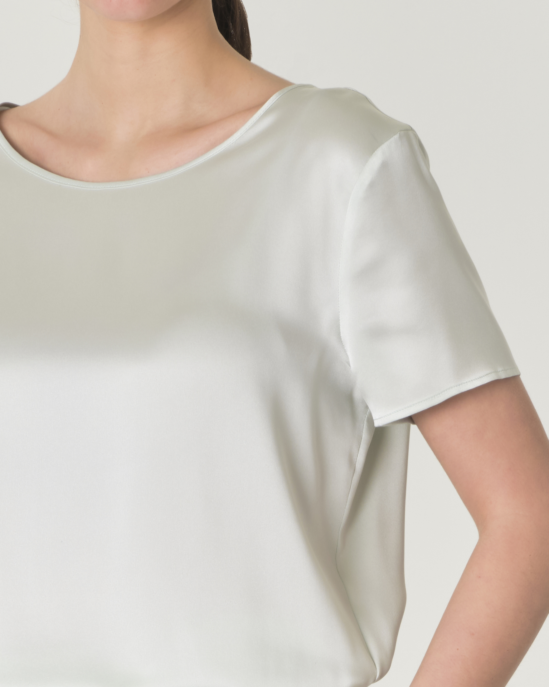 Blusa color acqua in crêpe di seta stretch a maniche corte image