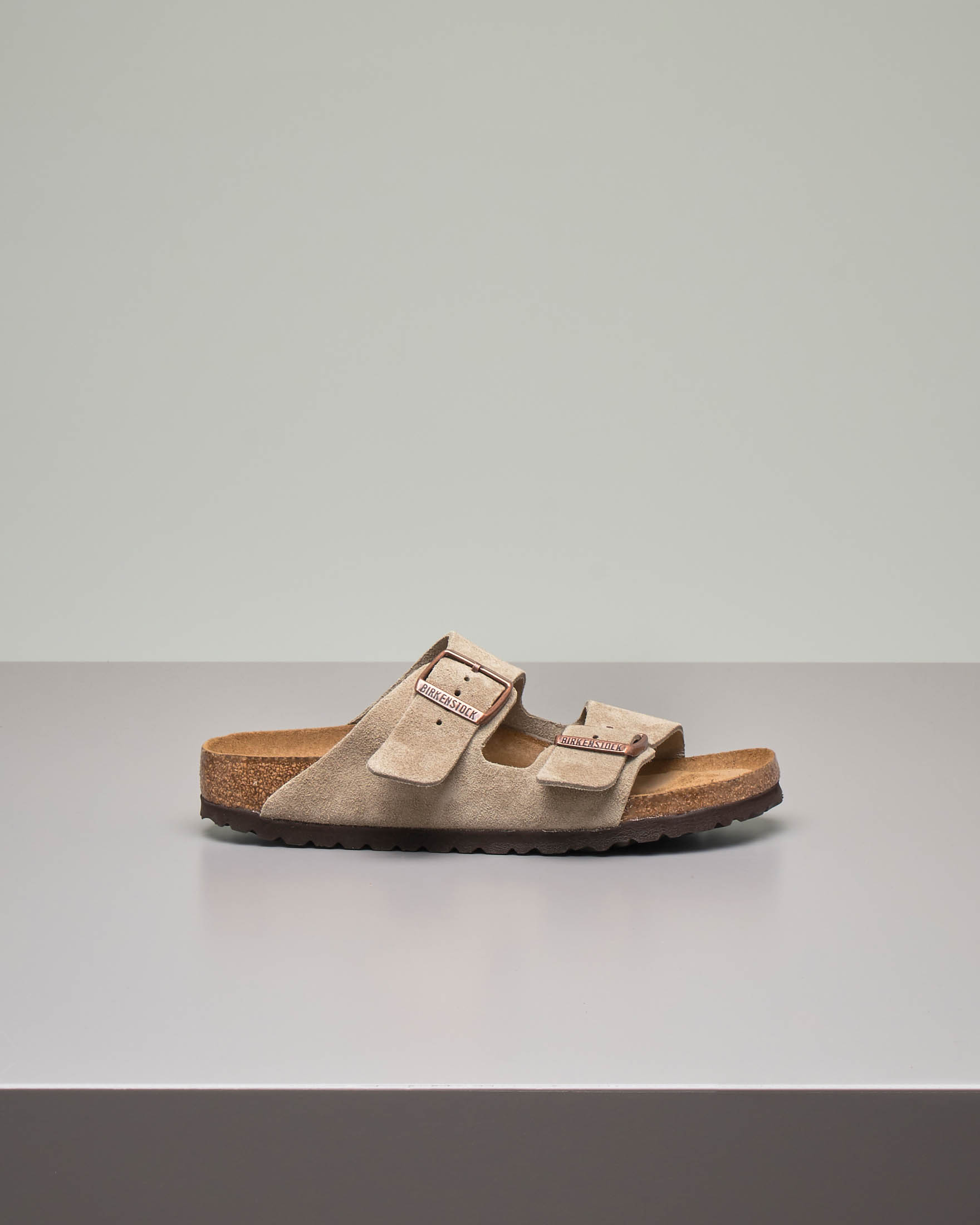 Sandalo Arizona con doppia fascetta in pelle scamosciata color taupe