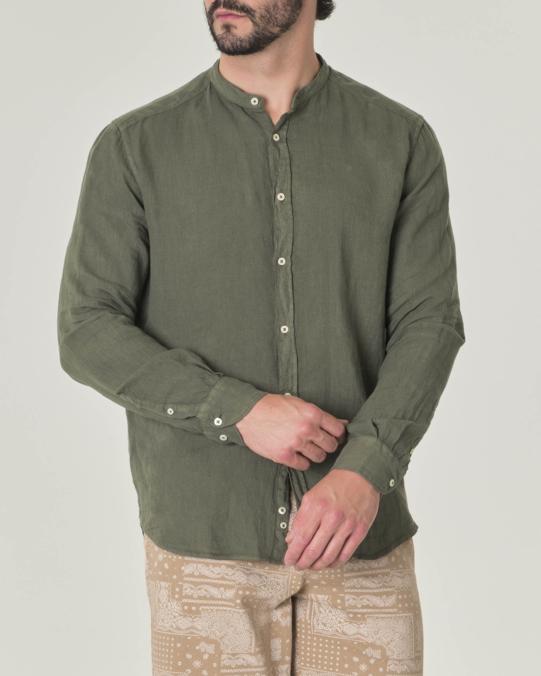 Camicia verde militare in puro lino con collo a coreana