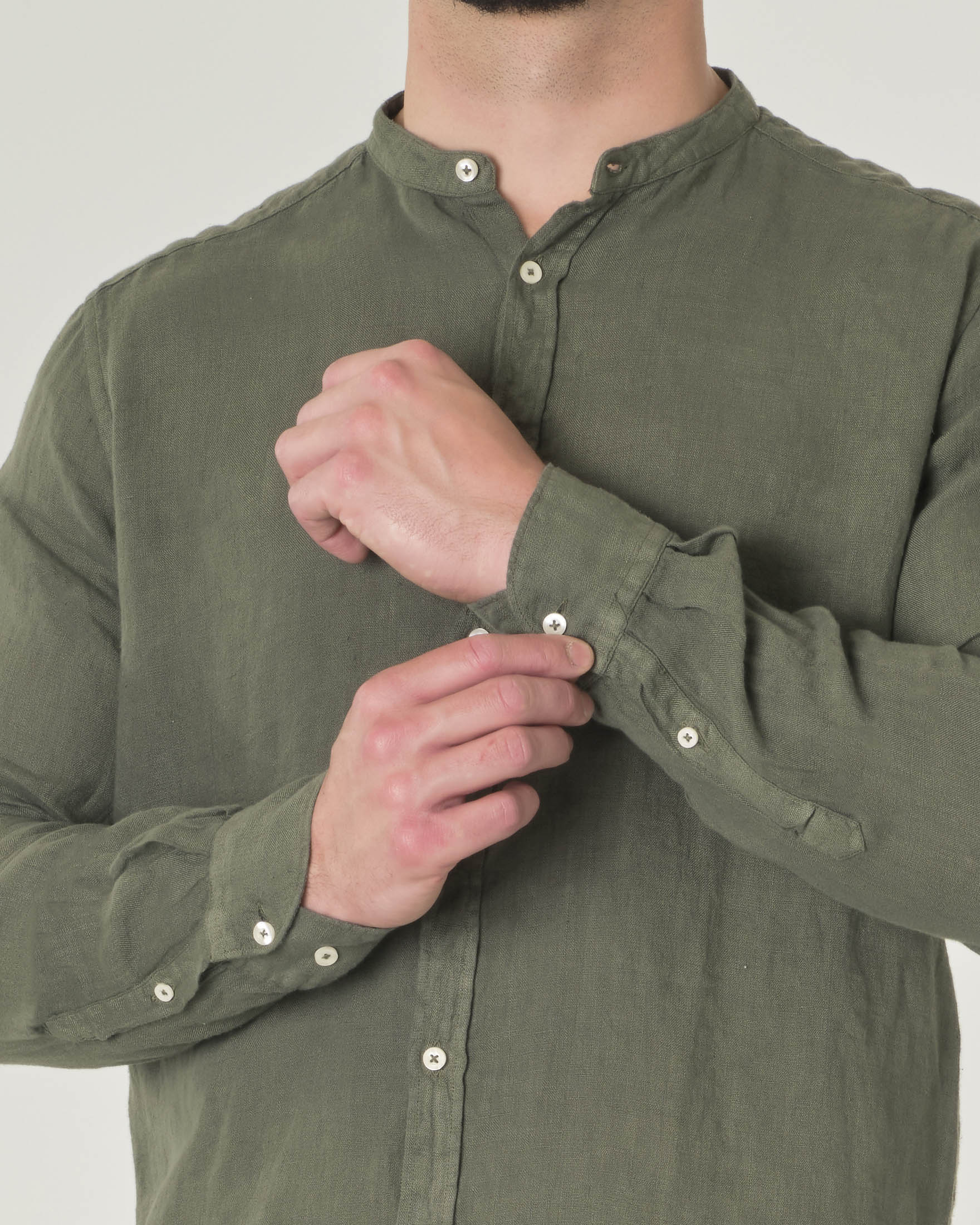 Camicia verde militare in puro lino con collo a coreana image
