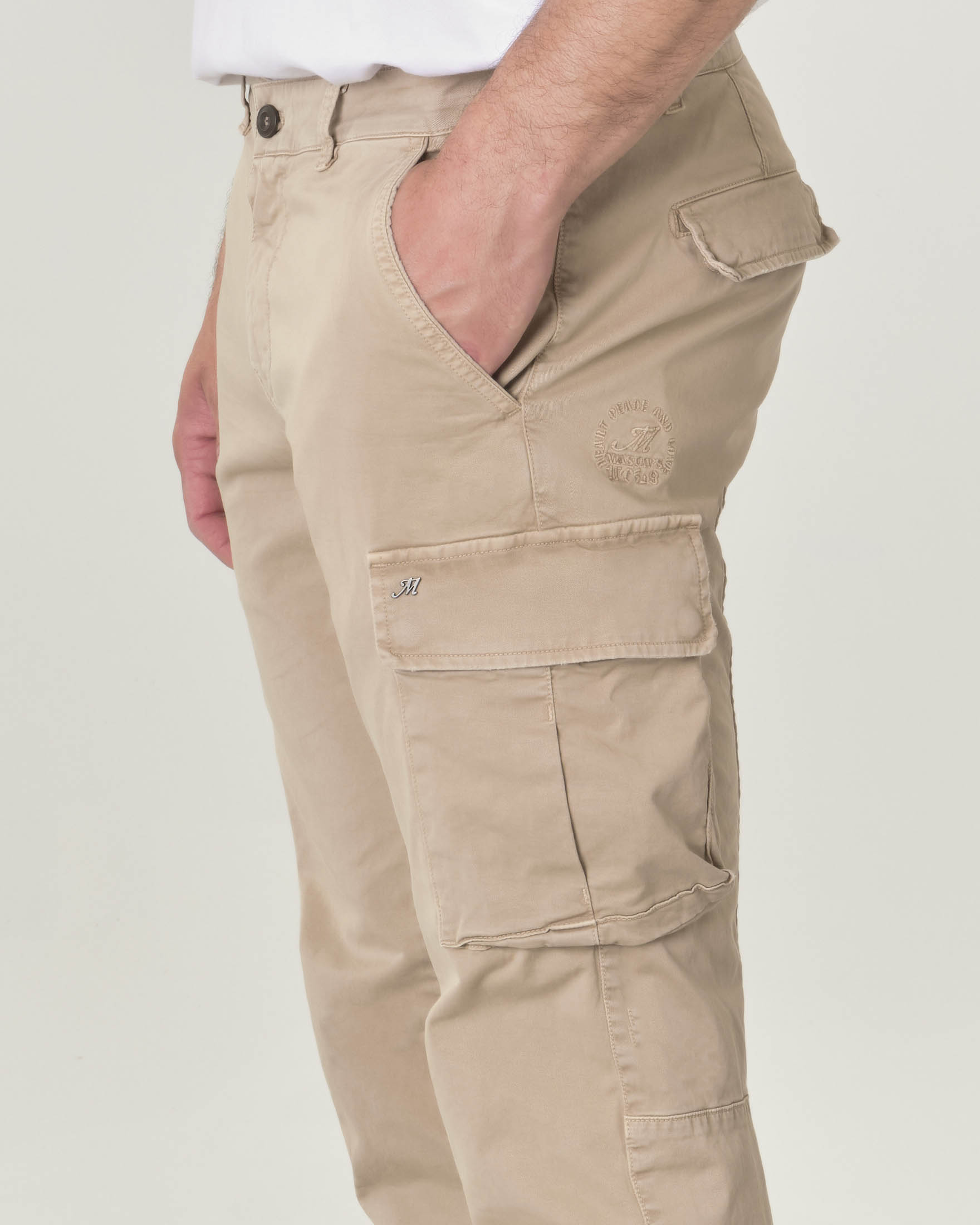 Pantalone cargo beige in gabardina di cotone stretch image
