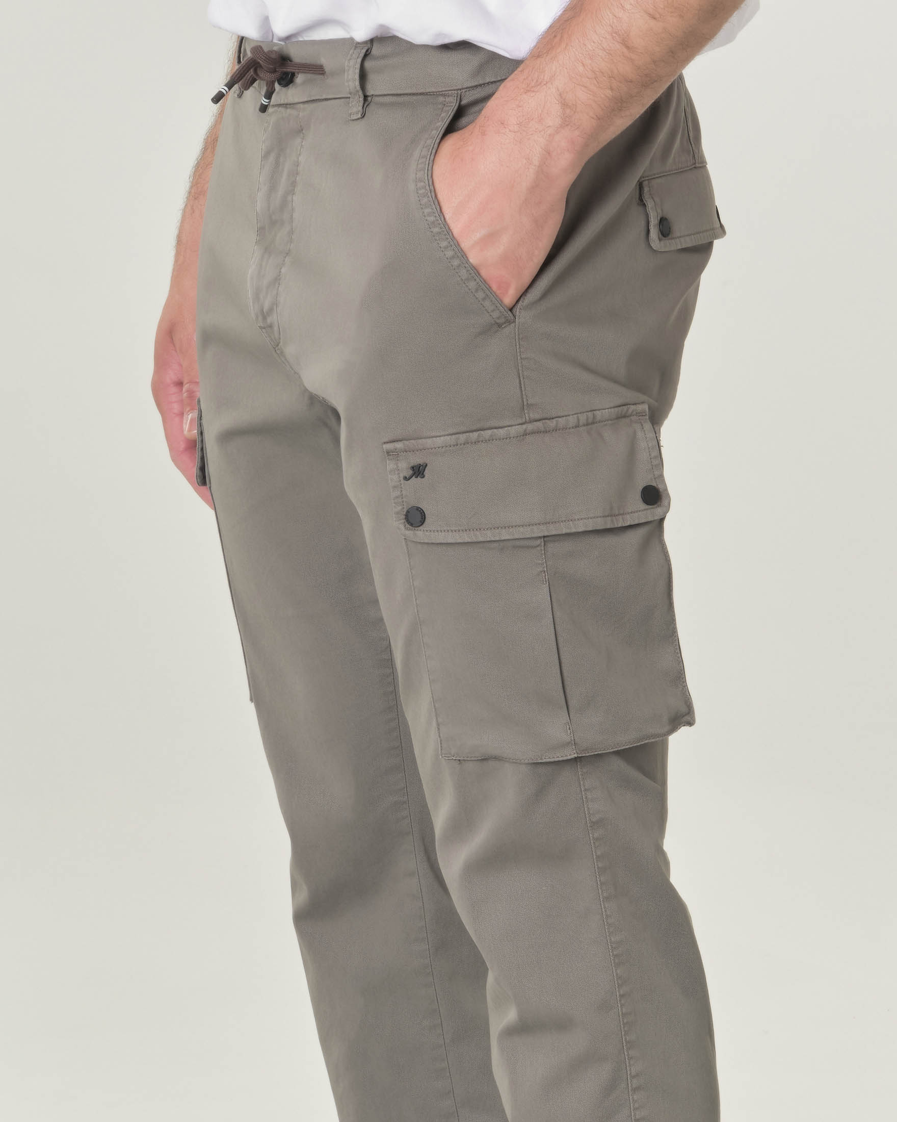 Pantalone tasconato verde militare in cotone stretch con coulisse in vita image