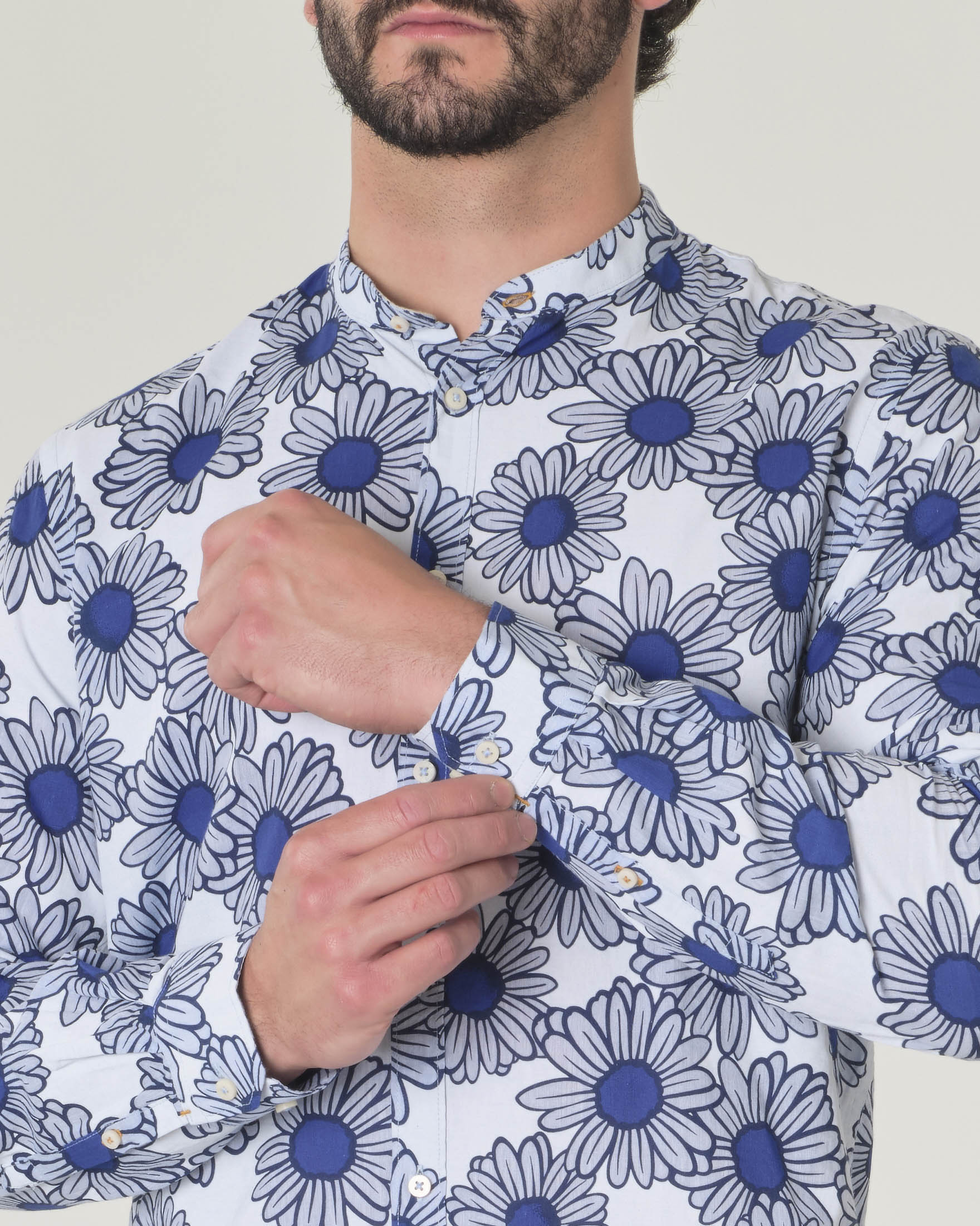 Camicia azzurra in misto lino e cotone con collo a coreana e fantasia floreale image
