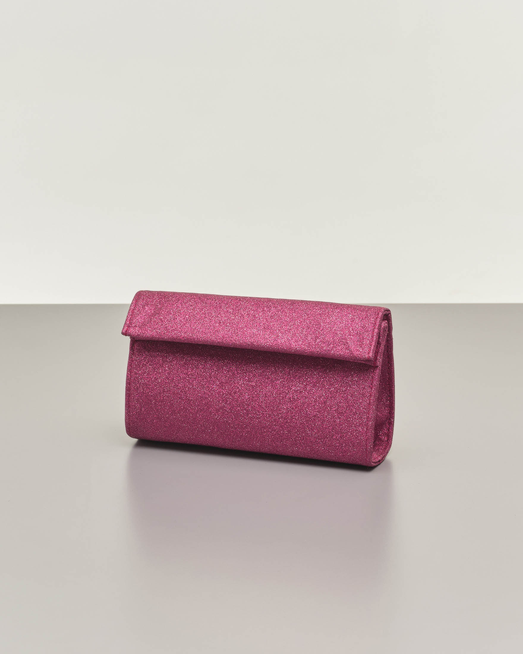 Pochette a base rigida in tessuto effetto glitter rosa fragola con piccola patta