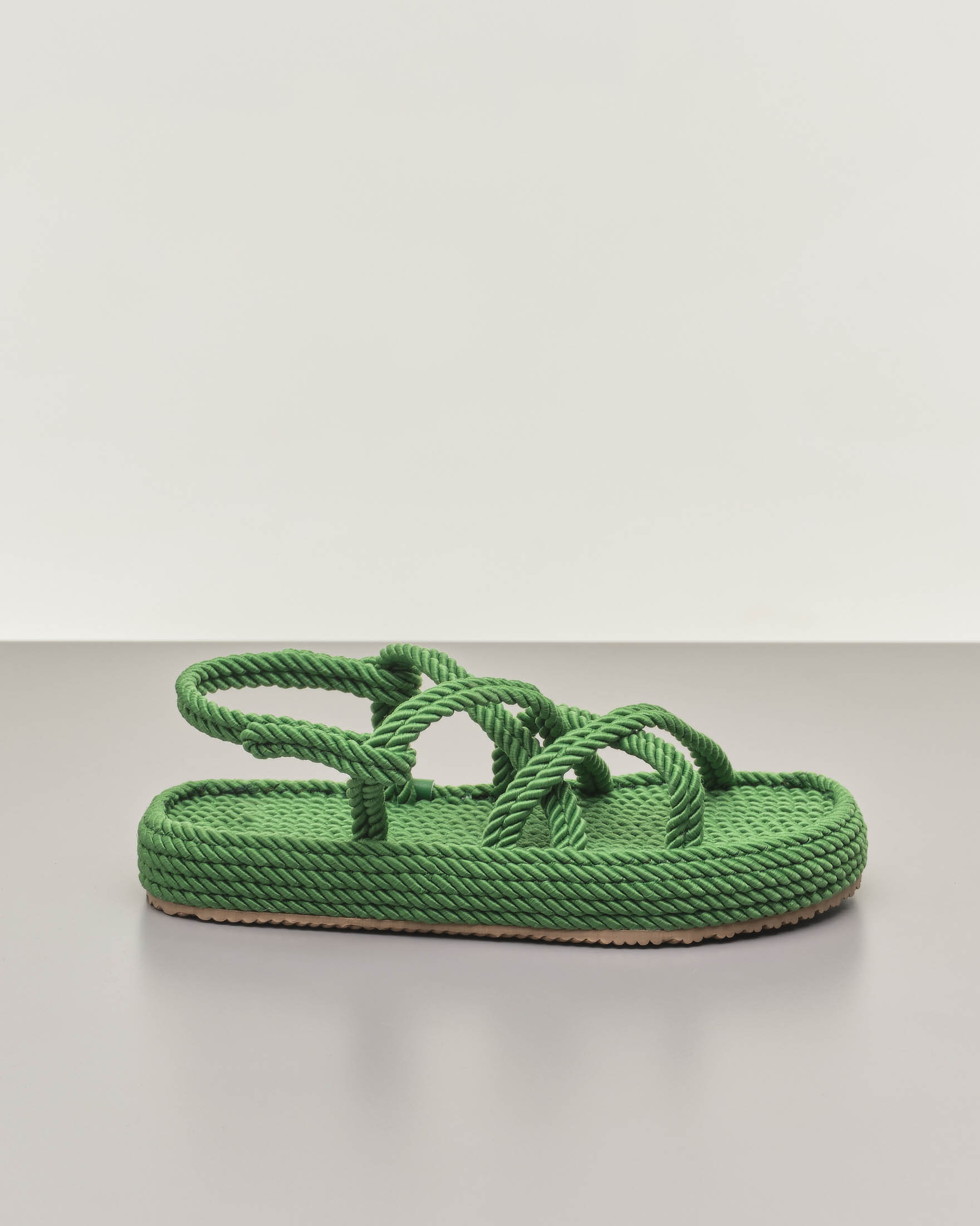 Sandali verde smeraldo in corda intrecciata con suola alta e doppie fascette incrociate