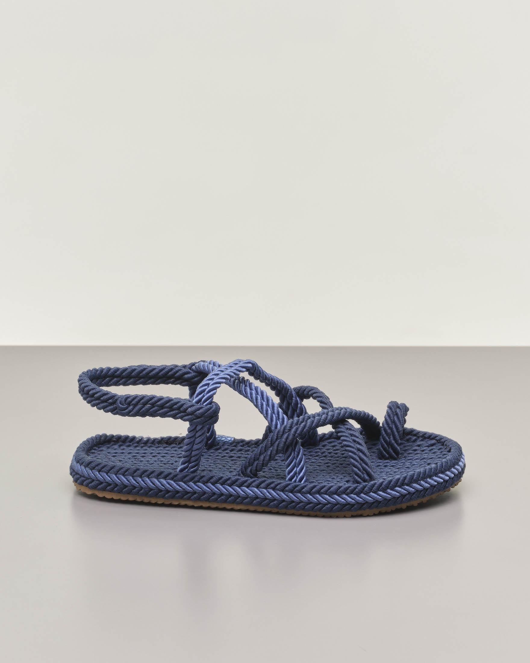 Sandali bassi avio e blu in corda intrecciata con doppie fascette incrociate