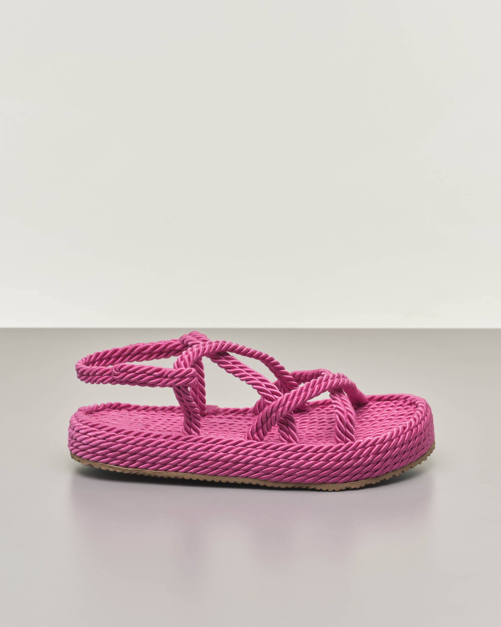 Sandali fucsia in corda intrecciata con suola alta e doppie fascette incrociate