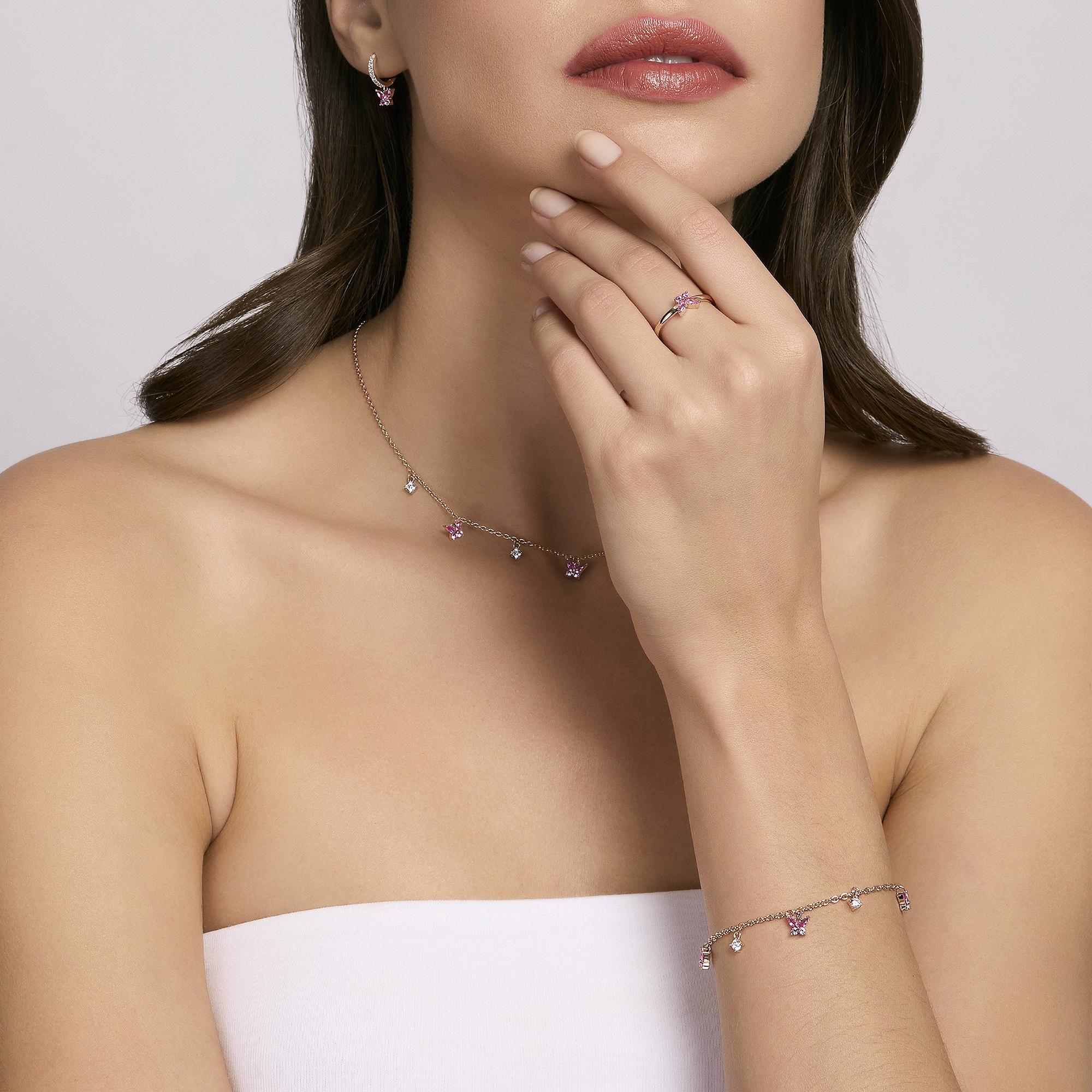 Orecchini A Cerchio Con Pendente A Forma Di Farfalla - View2