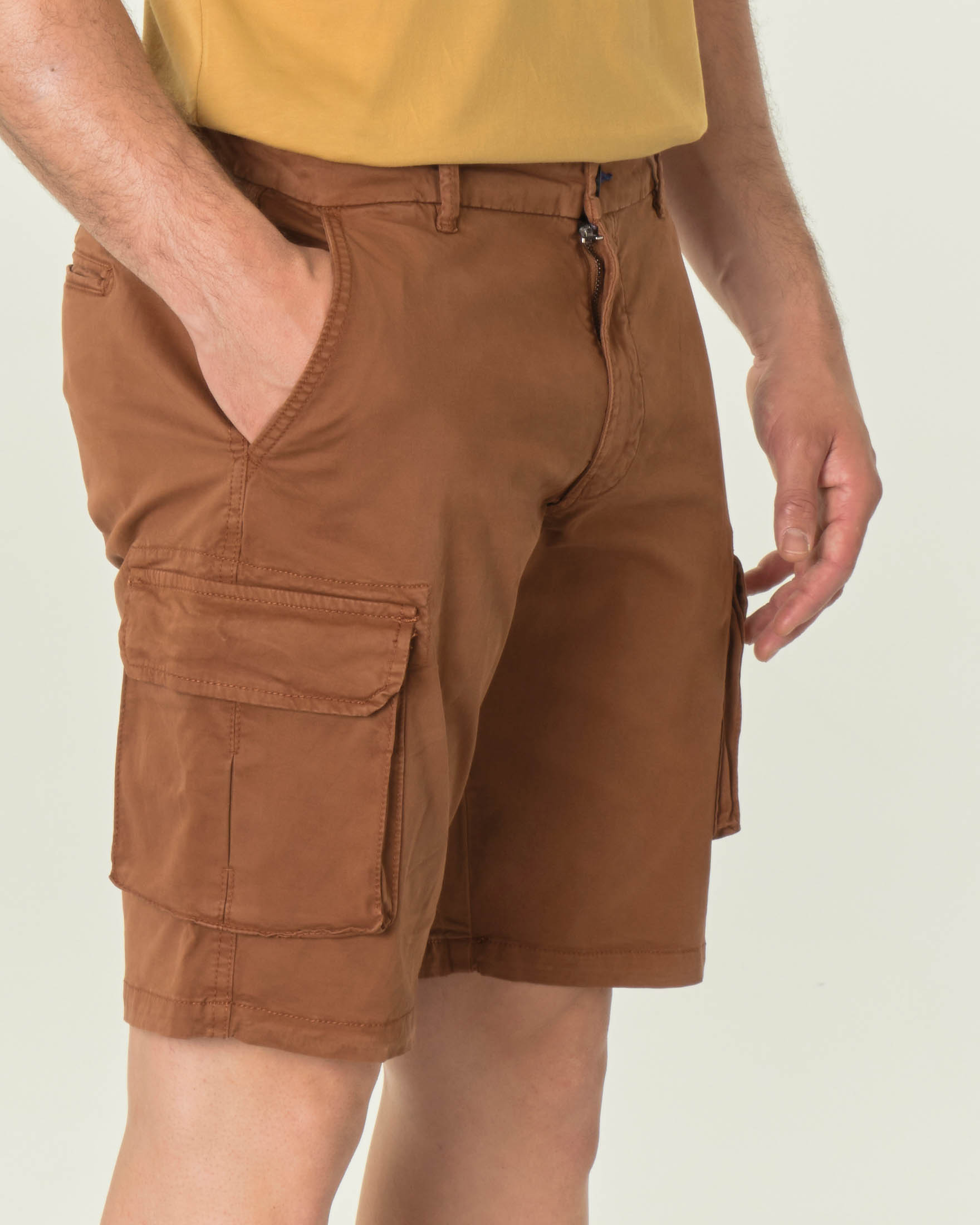 Bermuda cargo color ruggine in gabardina di cotone stretch