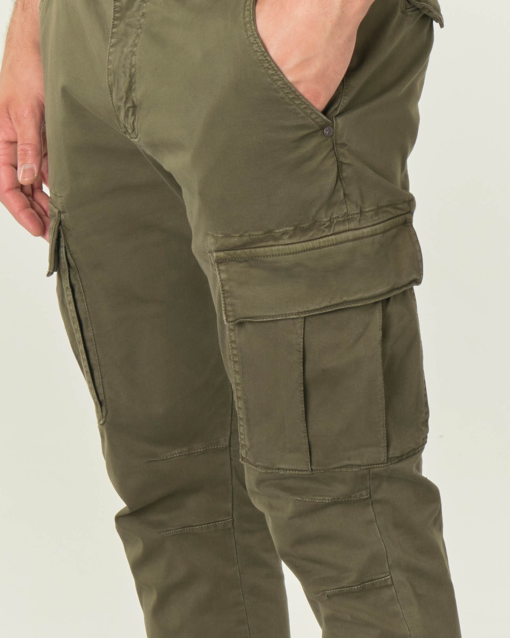 Pantalone cargo verde militare in gabardina di cotone stretch image