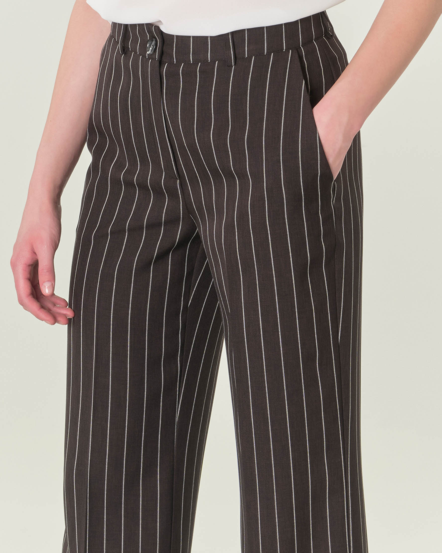 Pantaloni straight neri gessati in bianco image