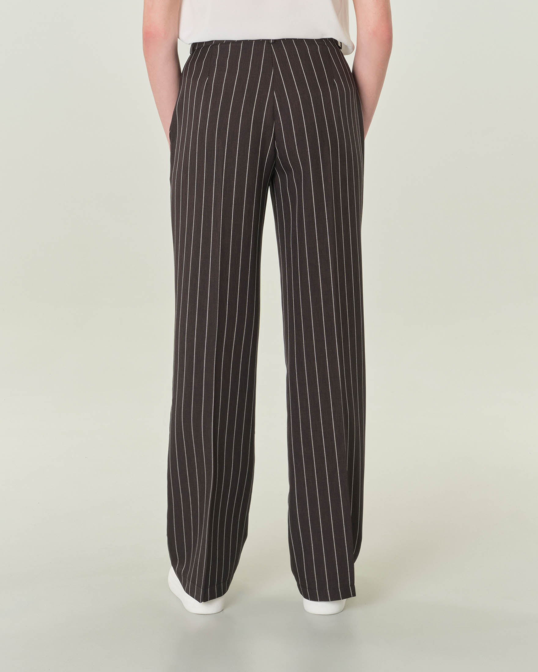 Pantaloni straight neri gessati in bianco