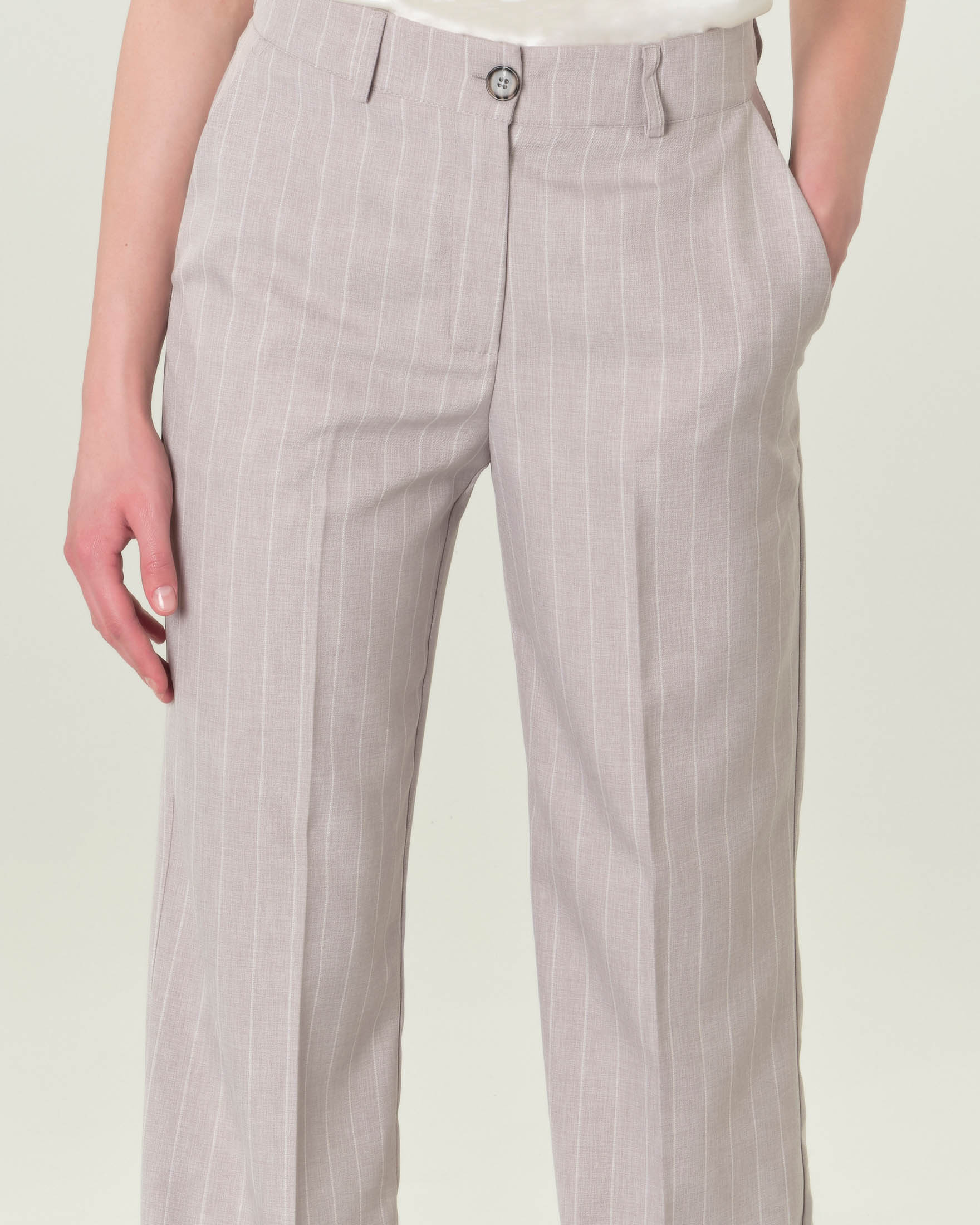 Pantaloni straight grigio perla gessati in bianco image