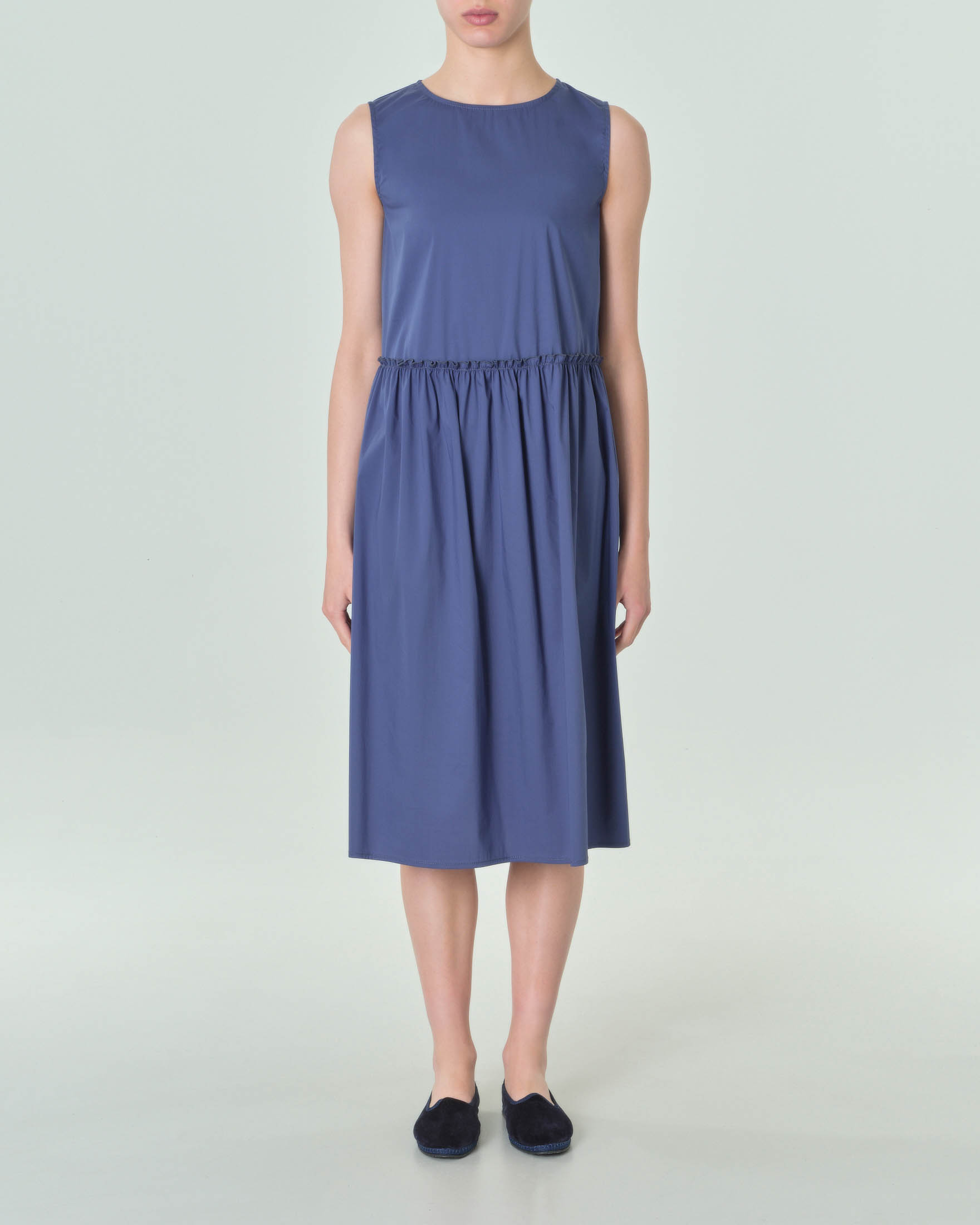 Abito midi smanicato in popeline blu dalla linea svasata con arricciatura in vita