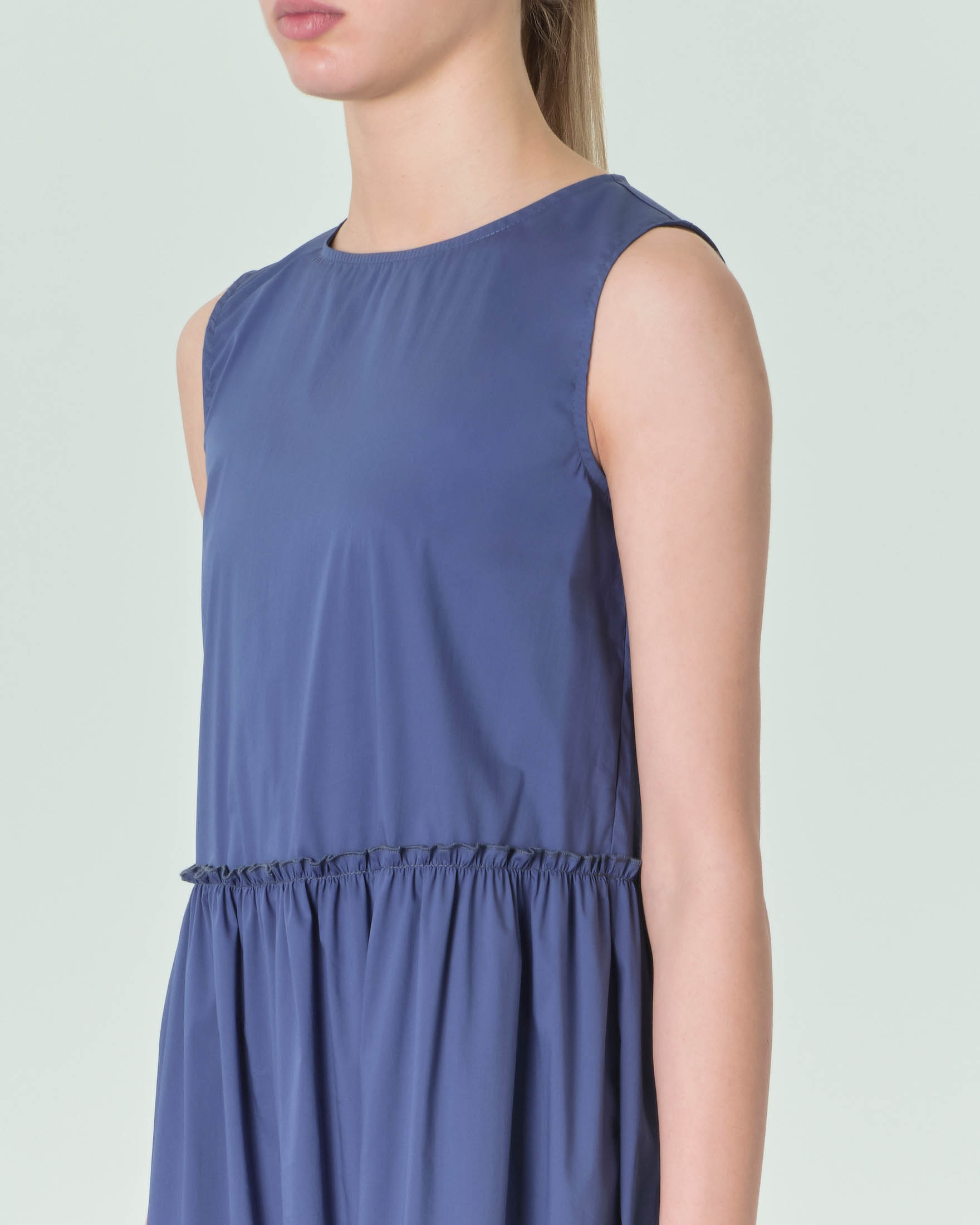 Abito midi smanicato in popeline blu dalla linea svasata con arricciatura in vita image