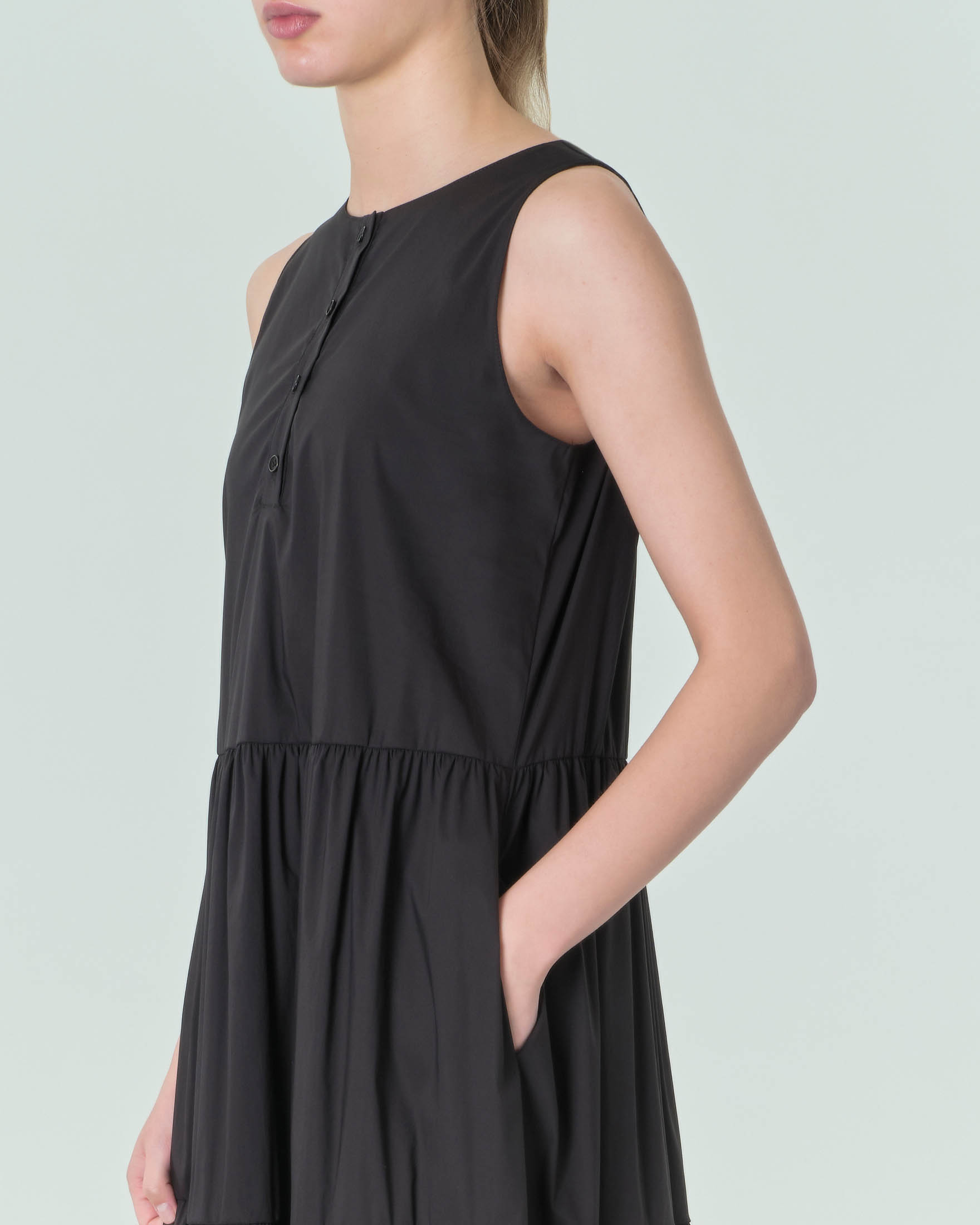 Abito lungo smanicato nero in cotone stretch con gonna a balze e chiusura a serafino davanti image