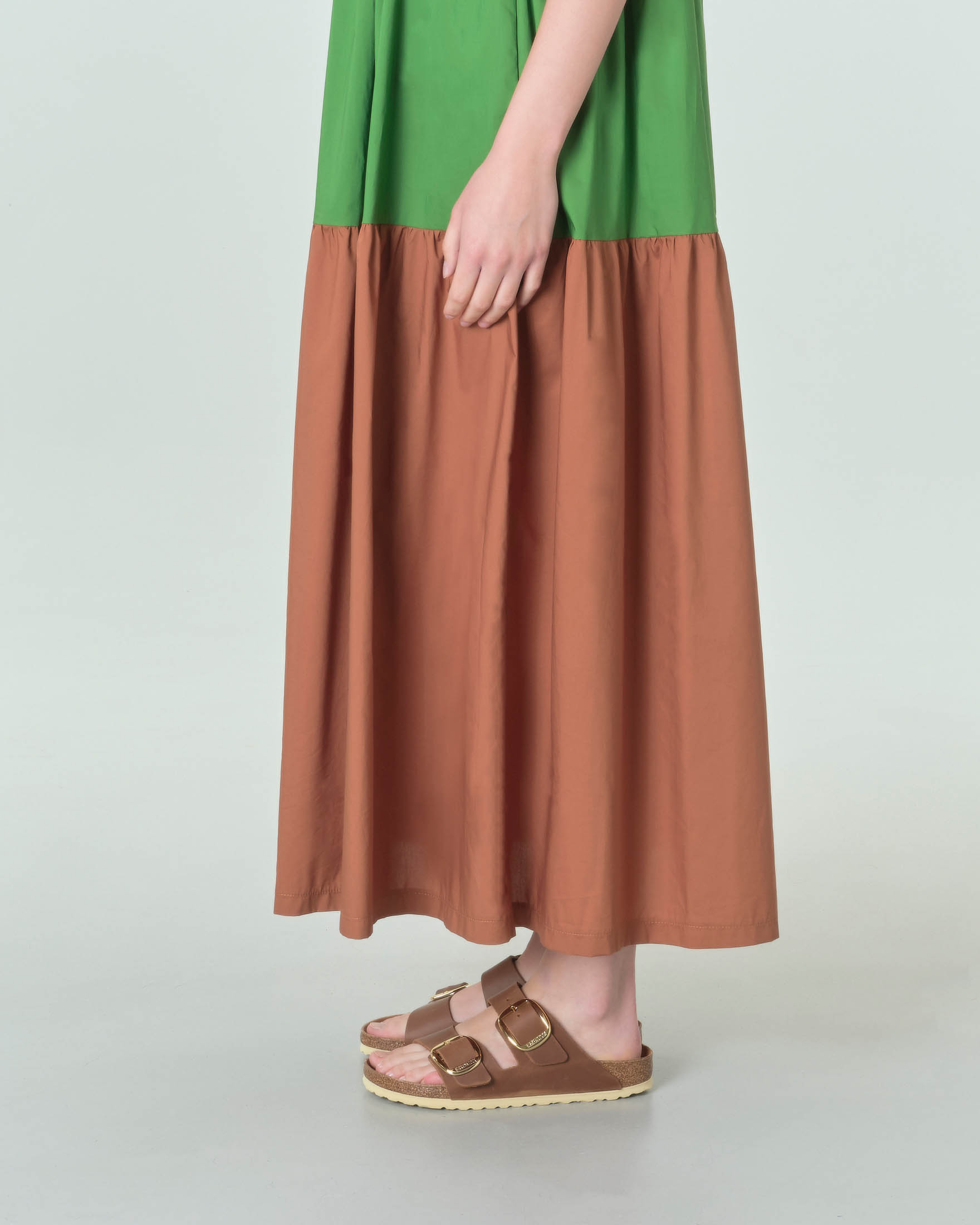 Abito lungo smanicato fucsia verde e cuoio colorblock in popeline di cotone con gonna a balze image