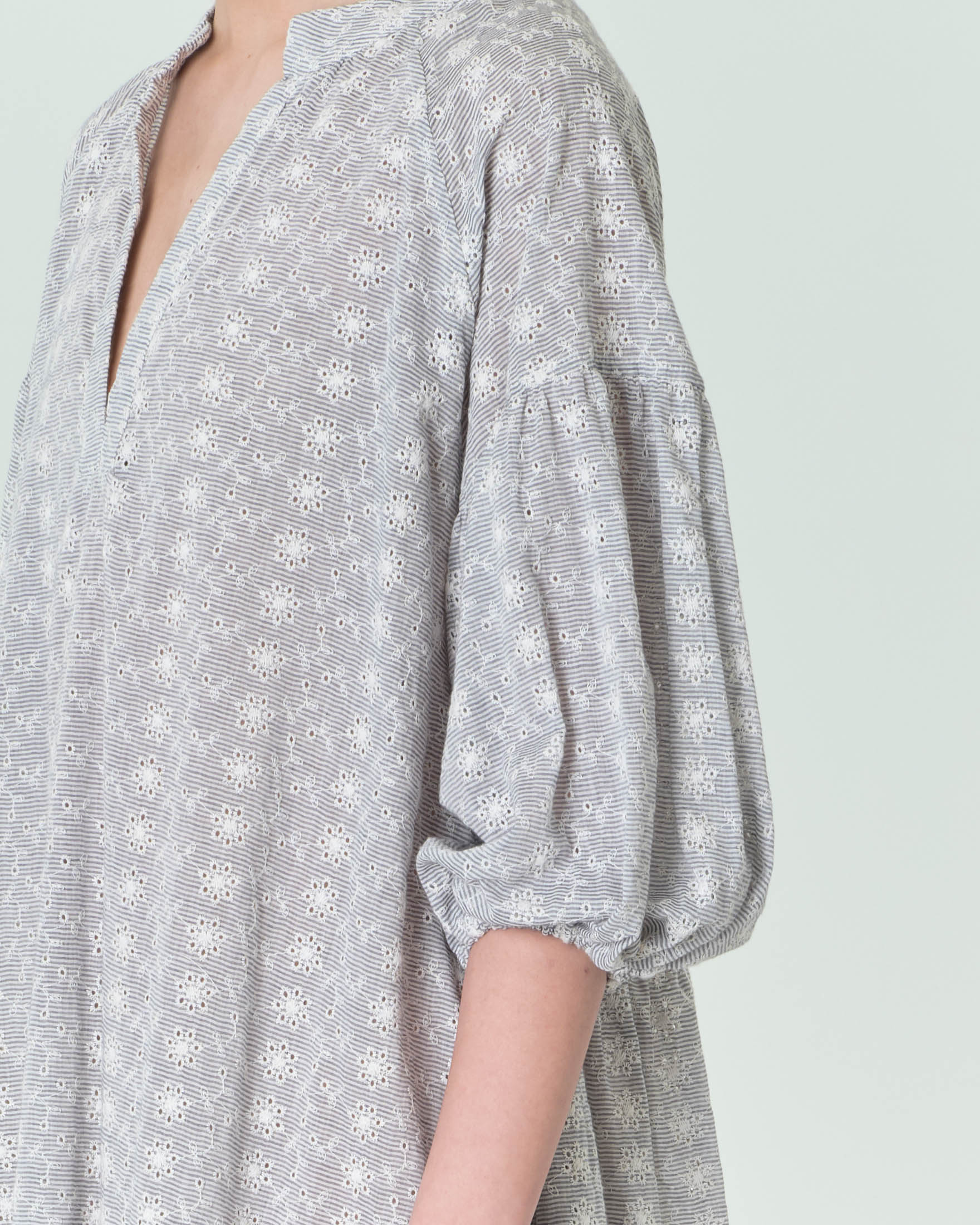 Abito corto oversize grigio e avorio a righine in puro cotone con motivi sangallo scollo a V e maniche a sbuffo image