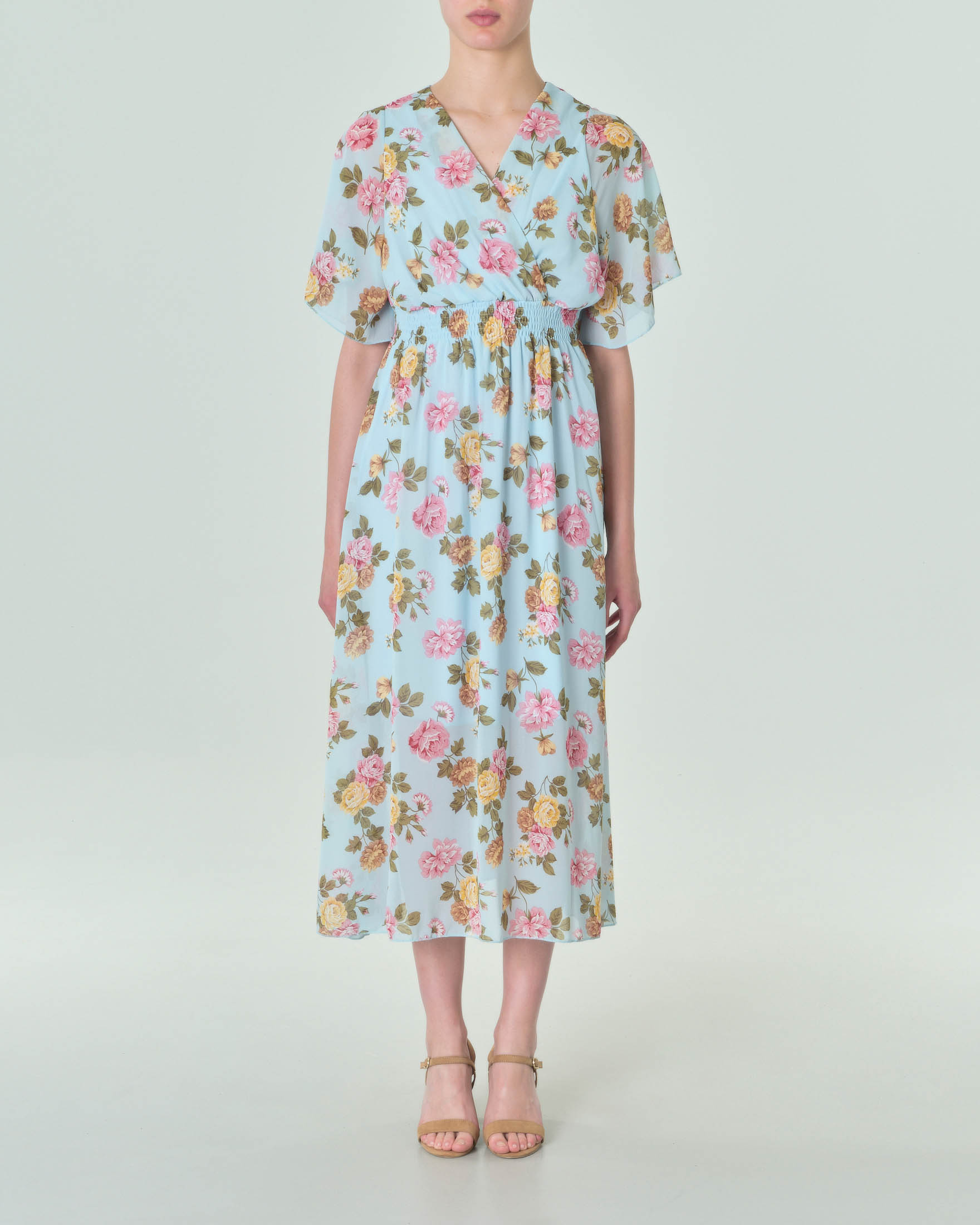 Abito lungo azzurro in chiffon a fantasia floreale rosa con maniche ad aletta scollo a V e fascia in punto smock in vita