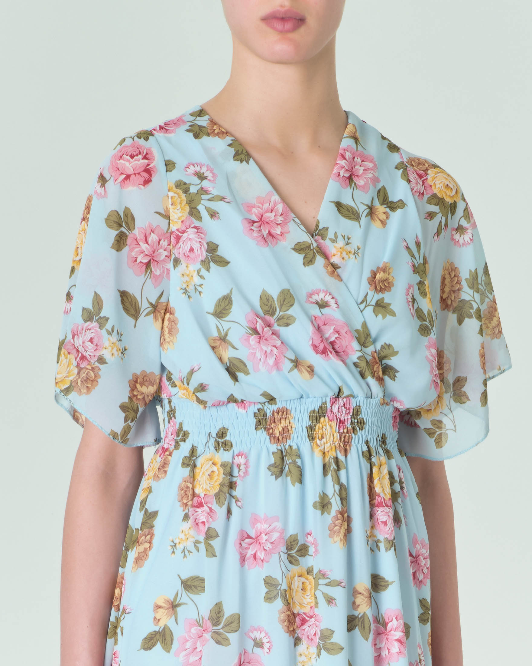 Abito lungo azzurro in chiffon a fantasia floreale rosa con maniche ad aletta scollo a V e fascia in punto smock in vita image