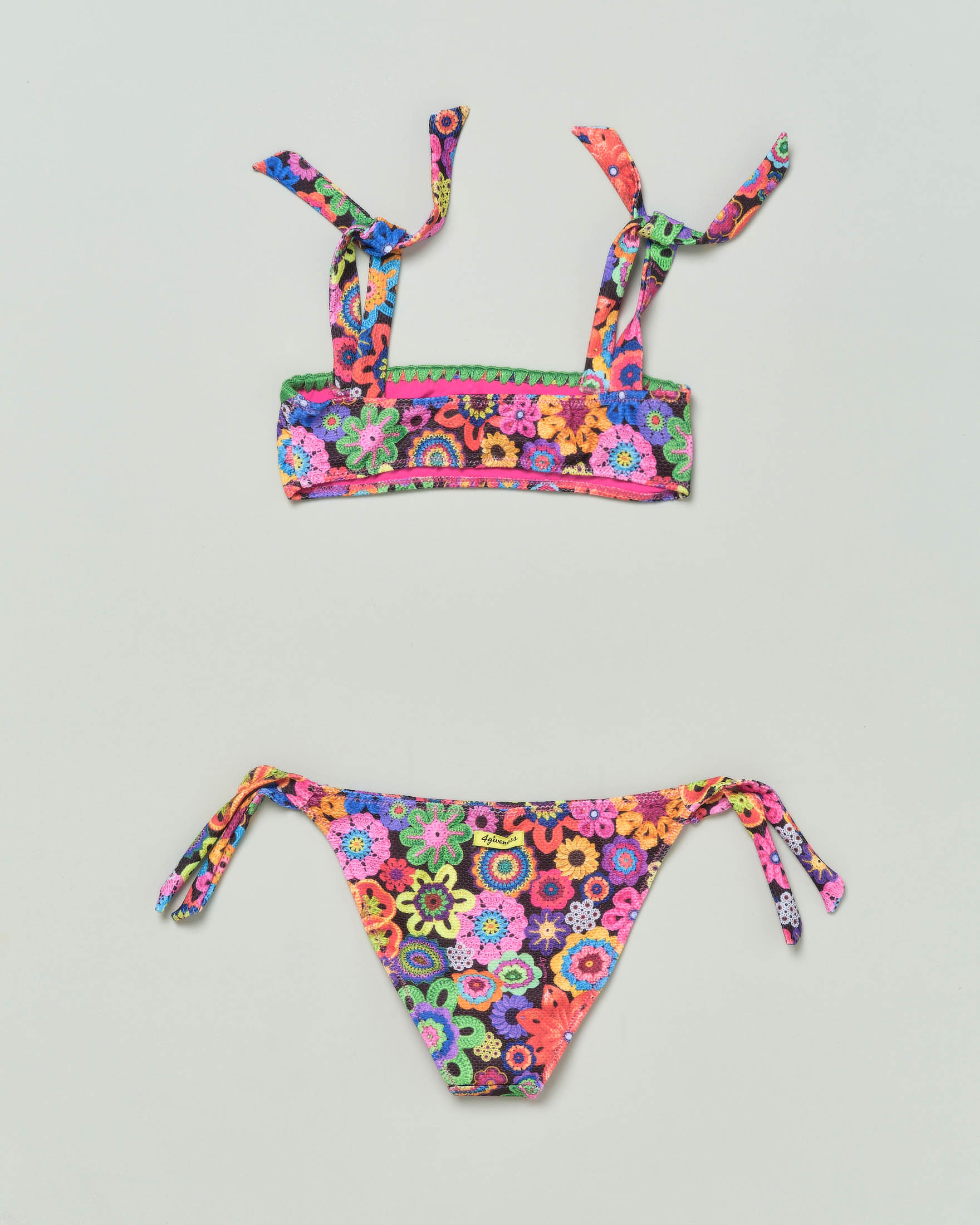Bikini a fascia in tessuto stretch a fantasia crochet multicolor