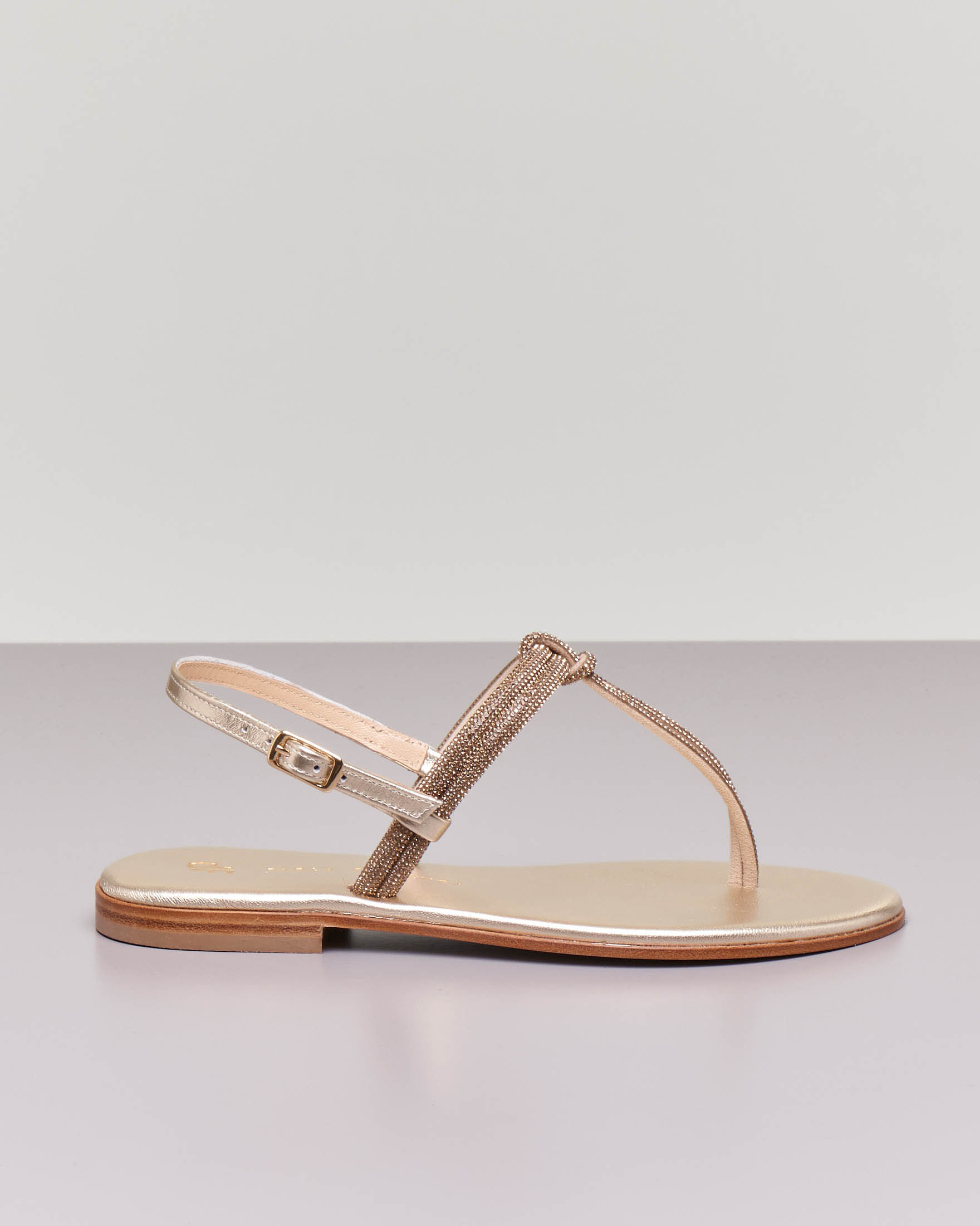 Infradito color oro Paola Fiorenza in cuoio con swarowski tono su tono applicati sulle fascette con dettaglio a nodo