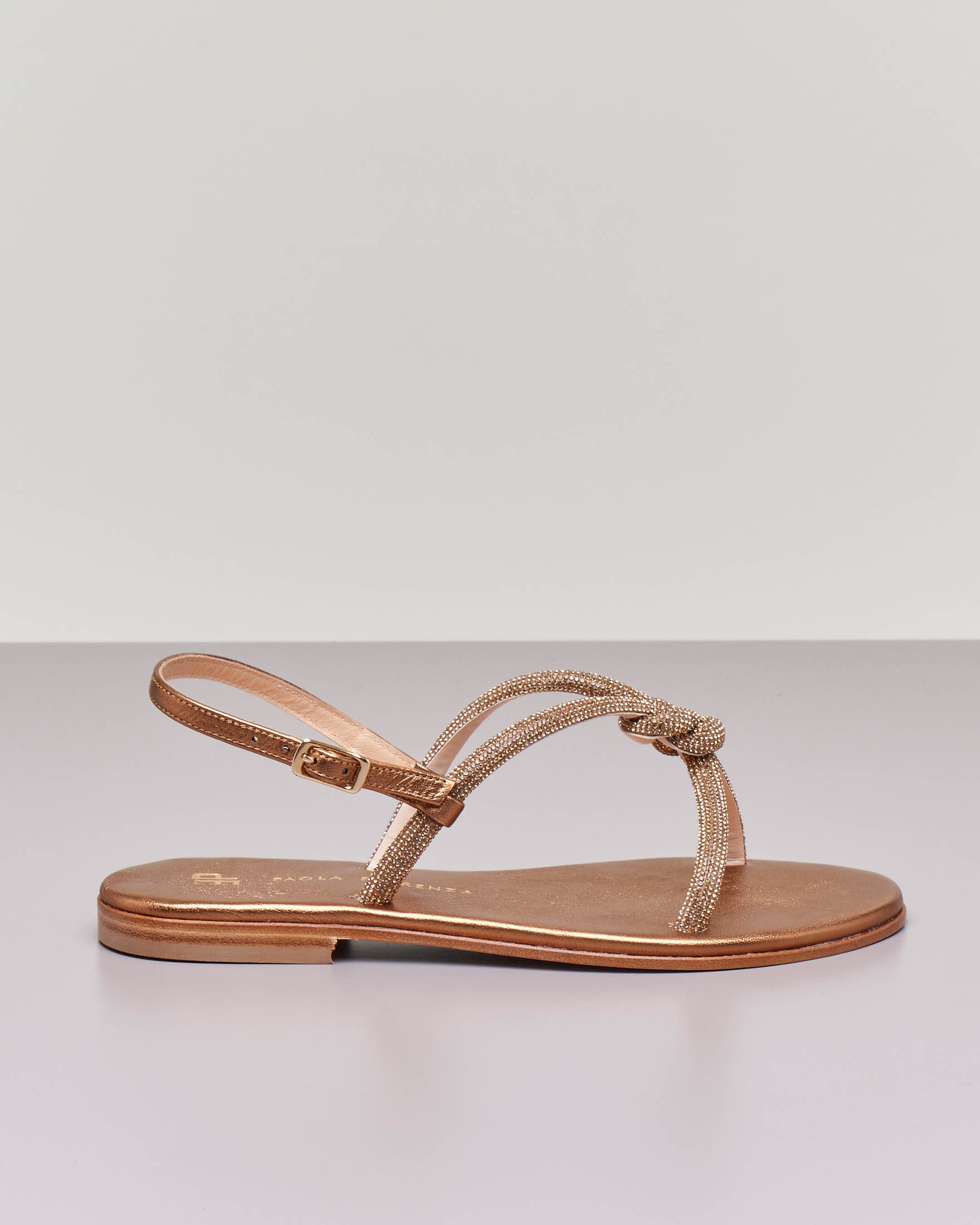 Sandali color bronzo in cuoio con swarowski tono su tono applicati sulle fascette con doppio nodo