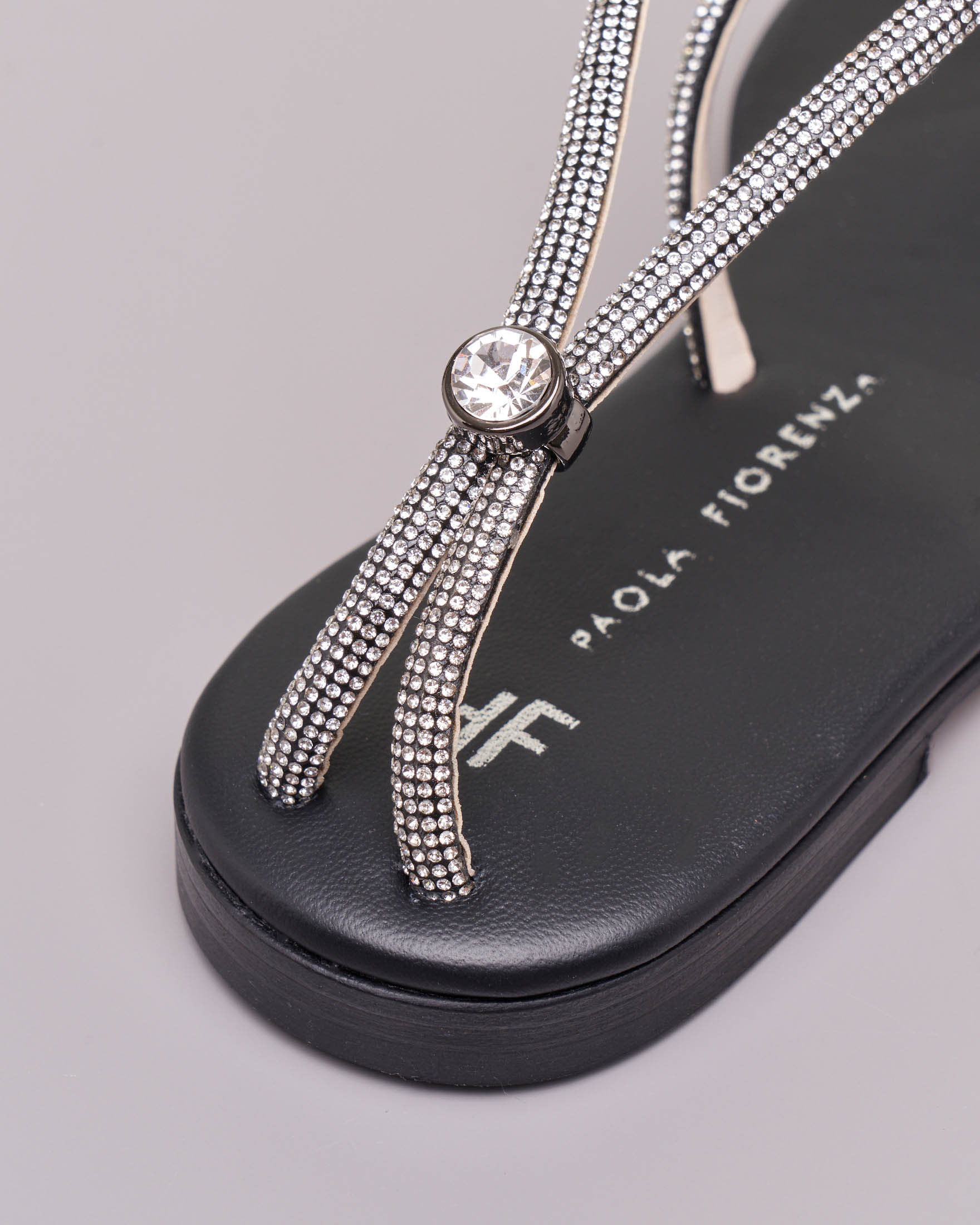 Infradito Paola Fiorenza neri in cuoio con swarowski argento sulle fascette incrociate e sul cinturino alla caviglia image