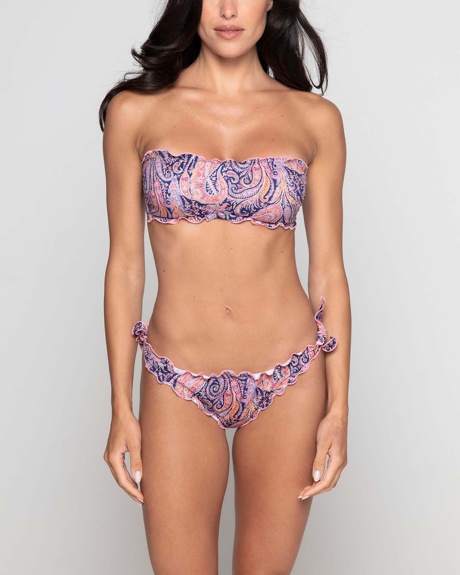 Bikini a fascia rosa a stampa disegni cachemere viola con profili ondulati