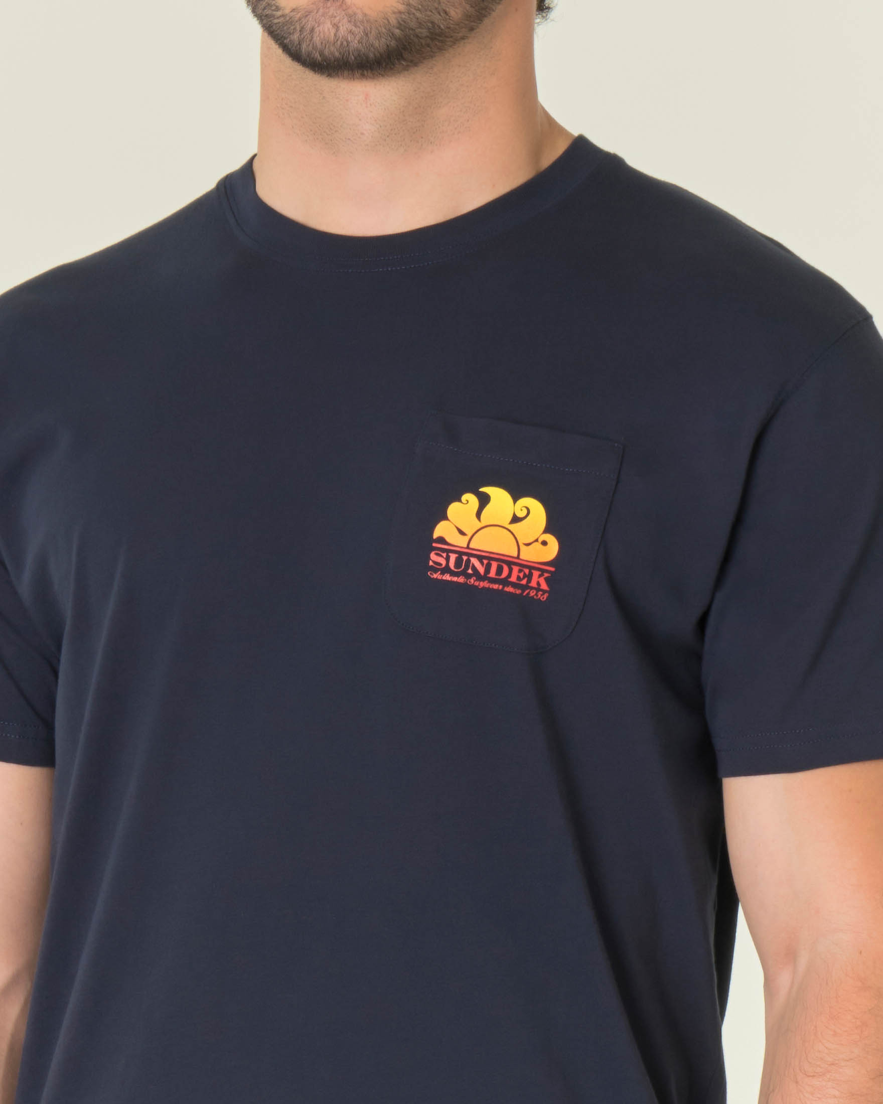 T-shirt blu mezza manica con taschino logo sole sul petto e maxi sul retro