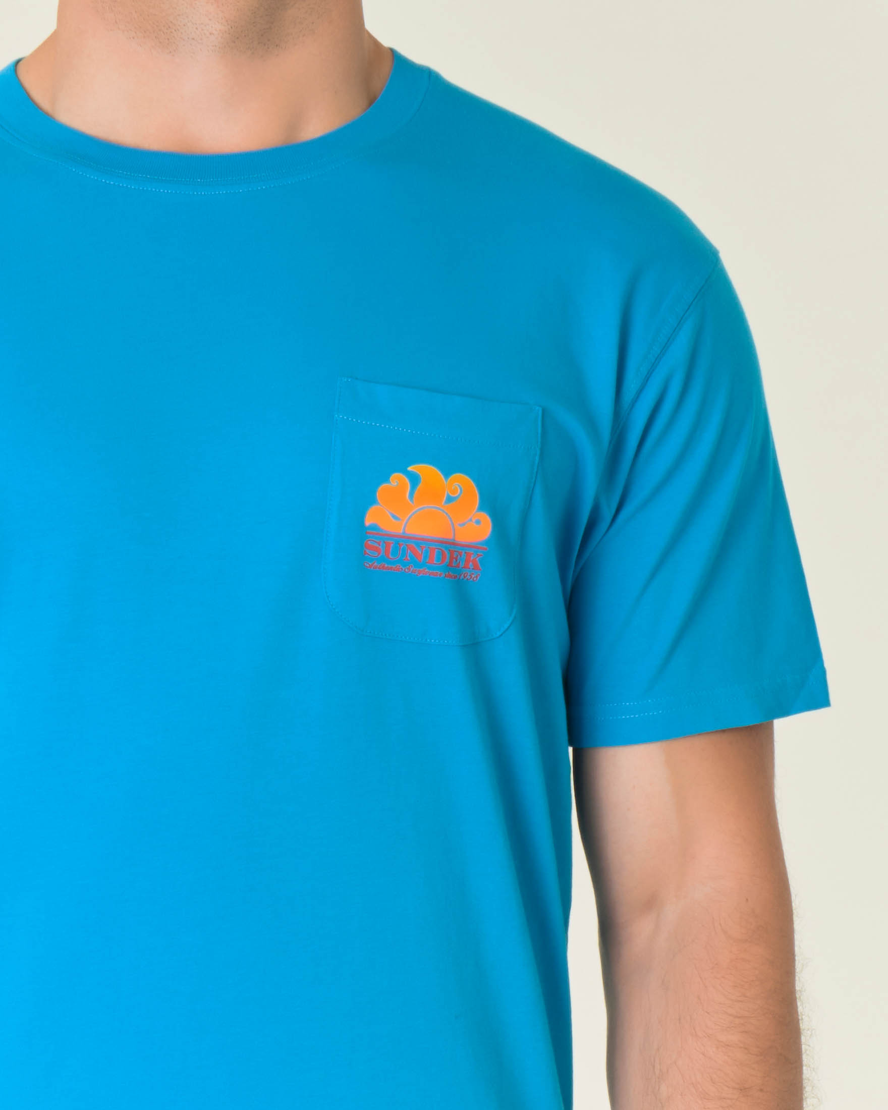 T-shirt celeste mezza manica con taschino logo sole sul petto e maxi sul retro