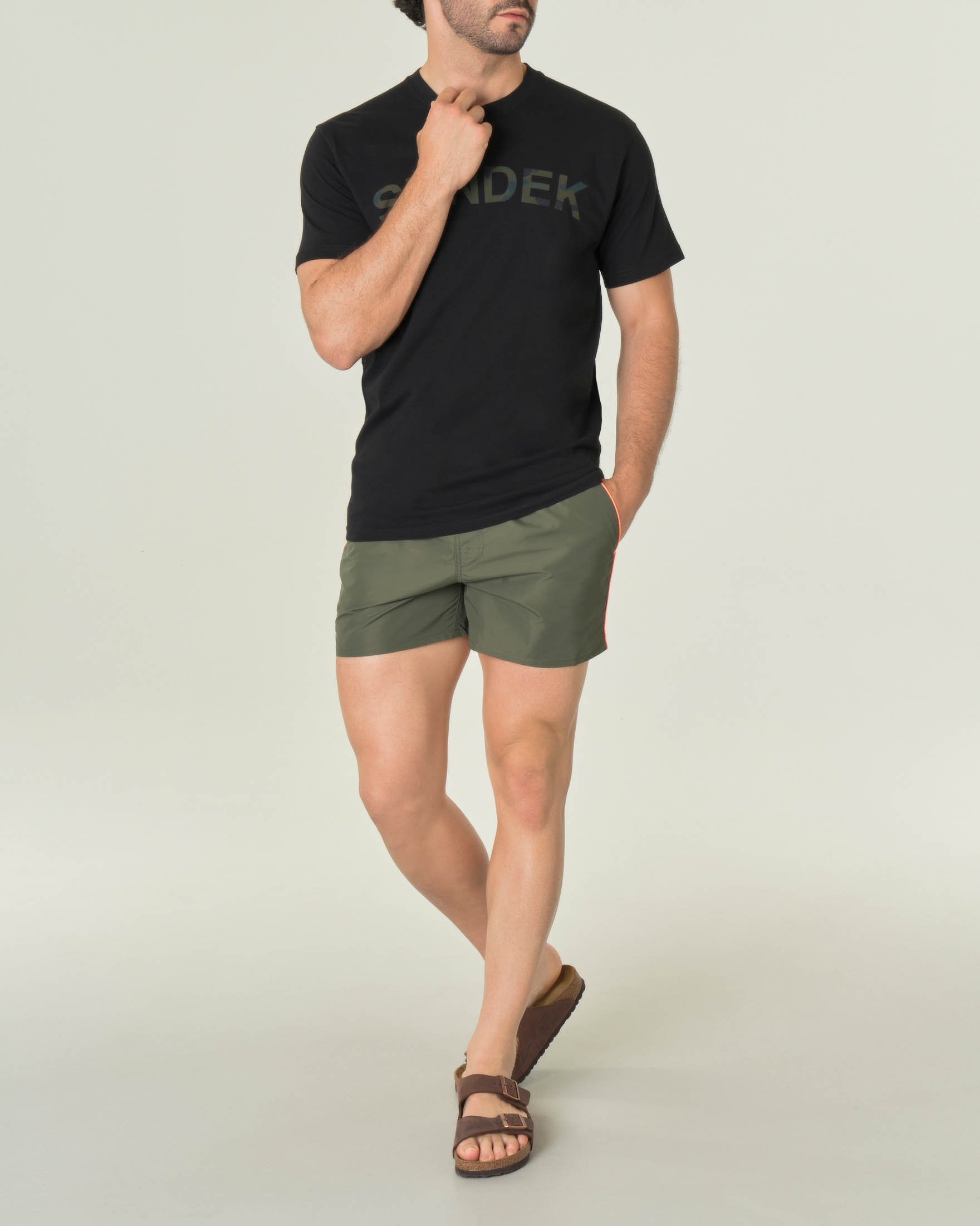 T-shirt nera mezza manica con logo scritta camouflage