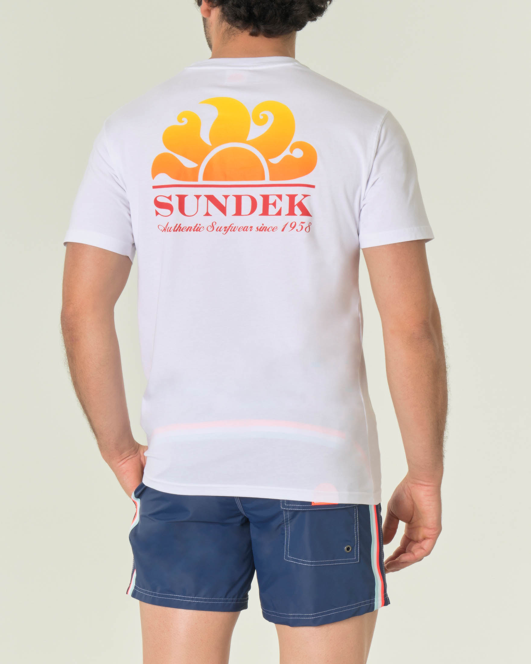 T-shirt bianca mezza manica con taschino logo sole sul petto e maxi sul retro