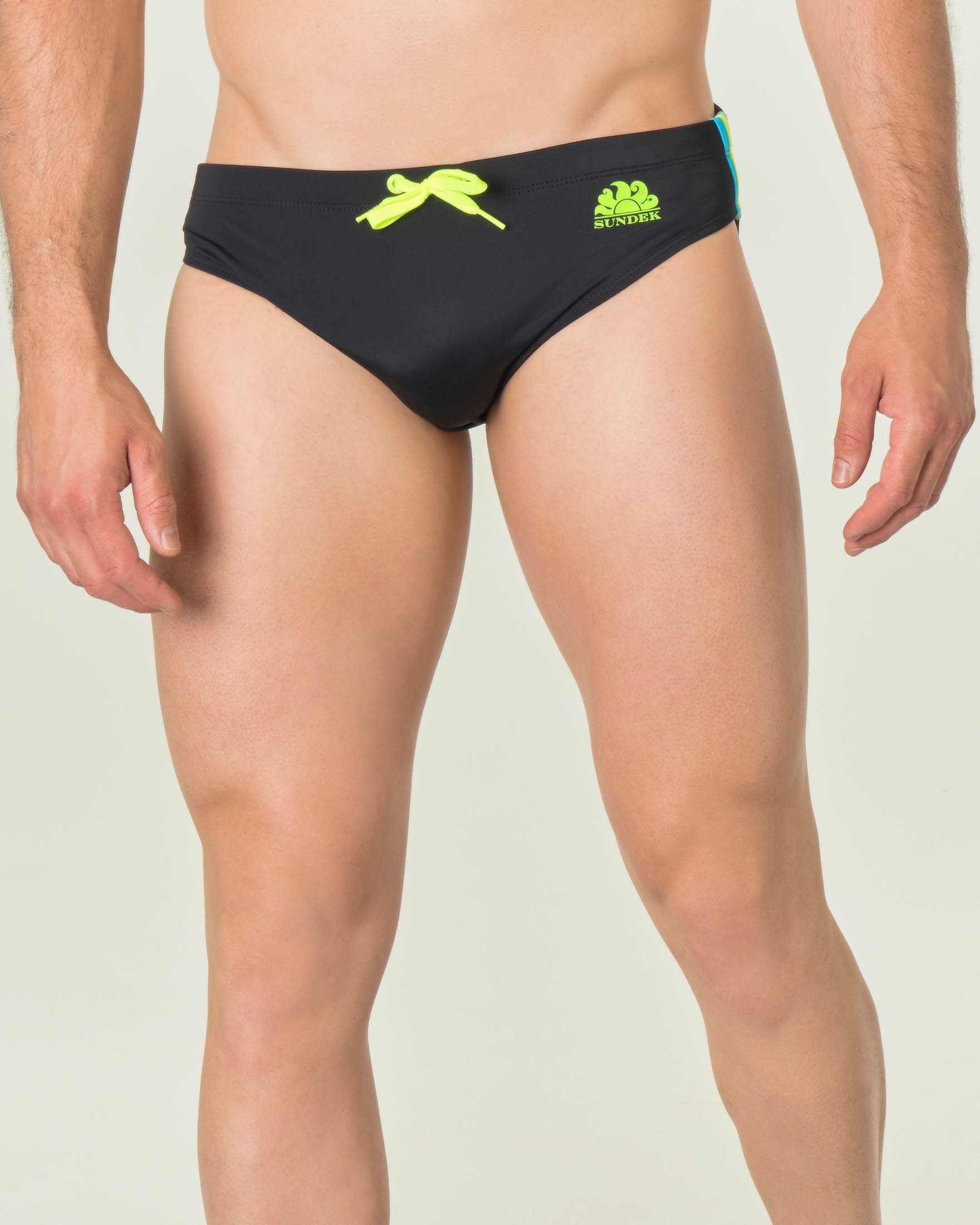 Costume slip Sundek nero in tessuto tecnico stretch con logo sole giallo fluo