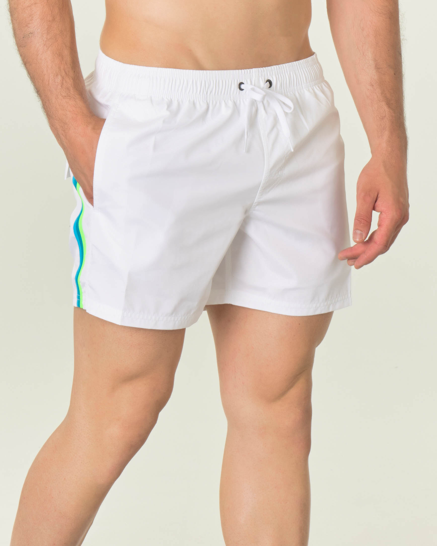 Boxer mare bianco con arcobaleno turchese ottanio e verde fluo