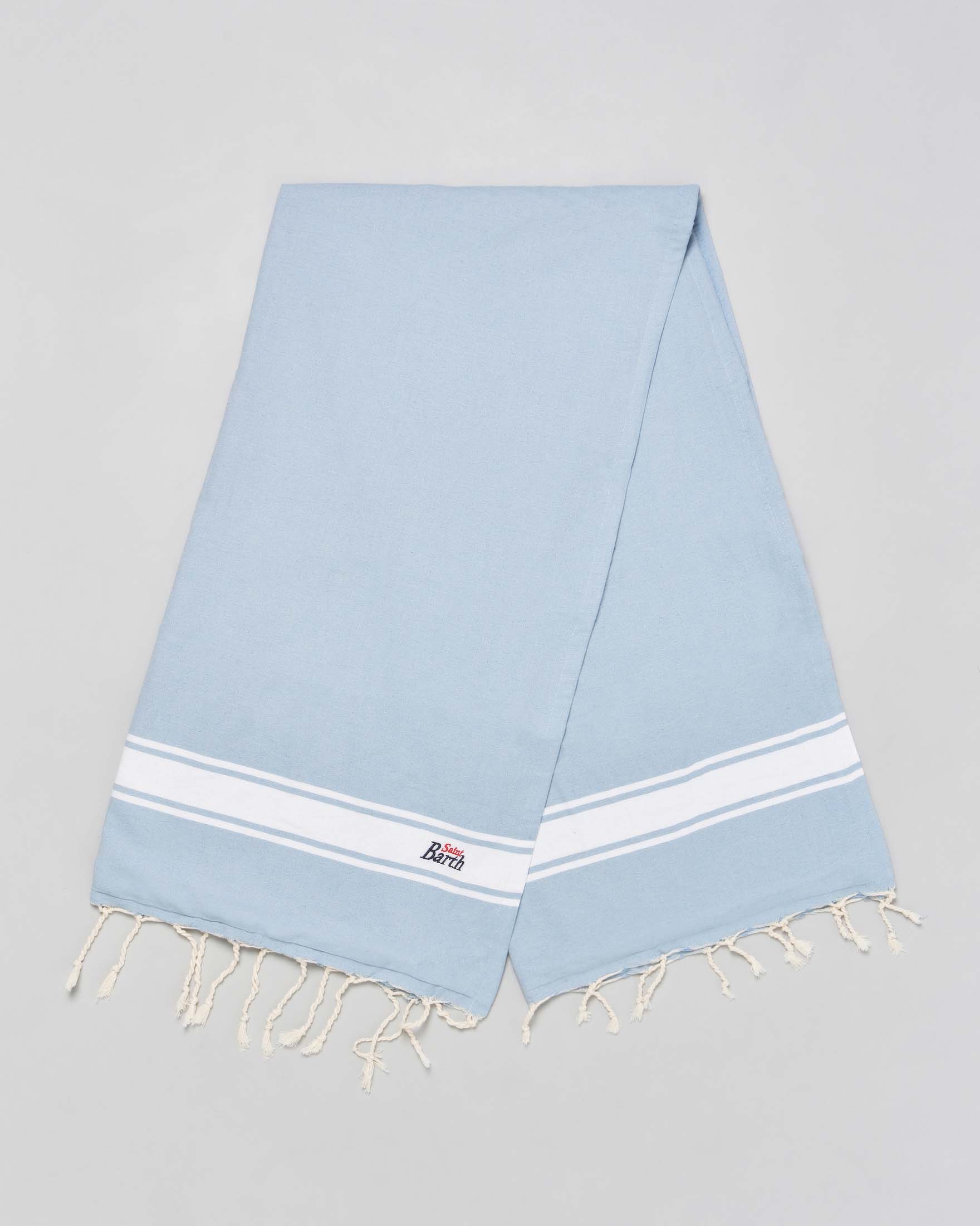 Telo mare in cotone color azzurro con riga al fondo bianca, frange e logo ricamato