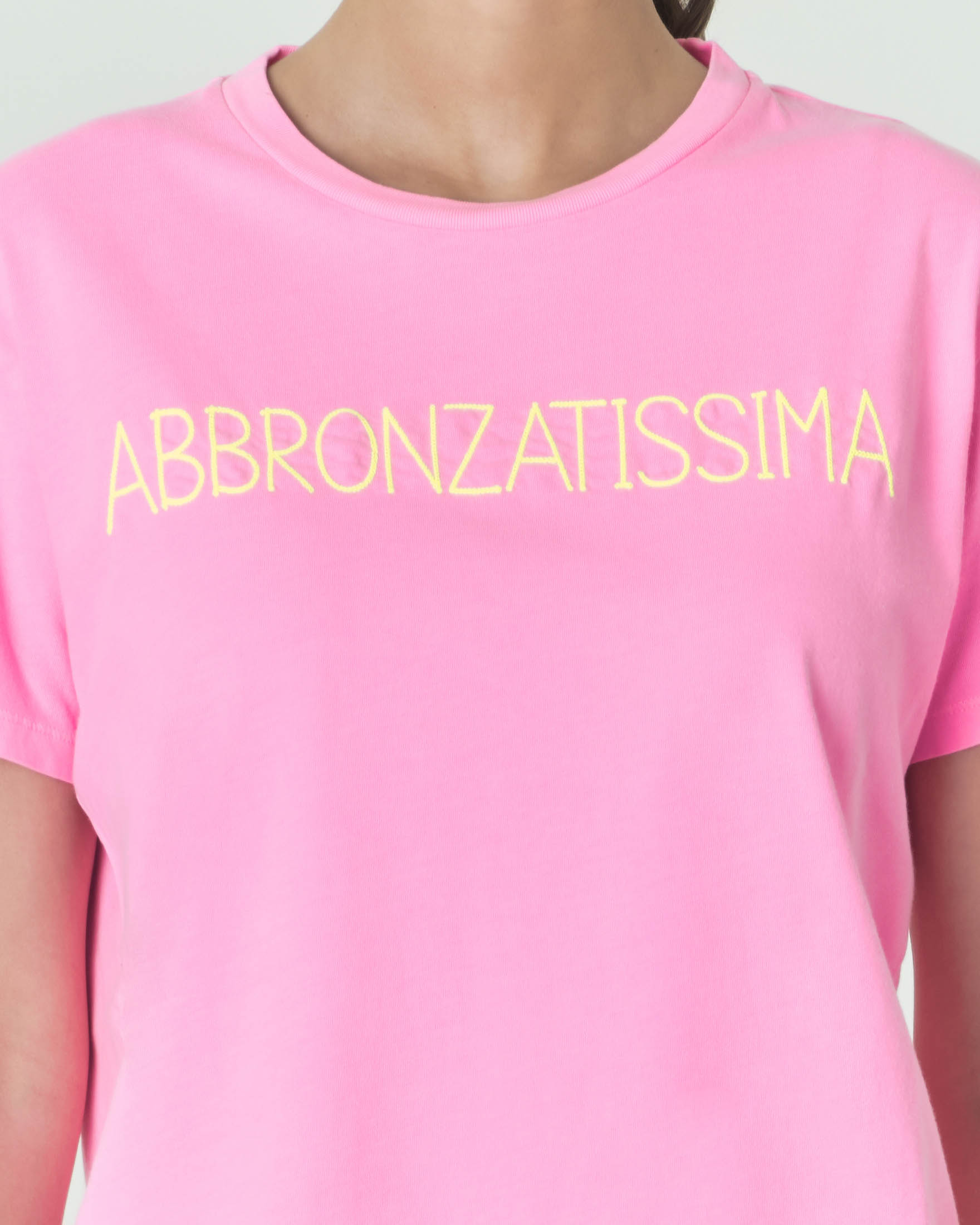 T-shirt rosa bubble in cotone a scollo tondo con scritta Abbronzatissima  giallo fluo ricamata sul