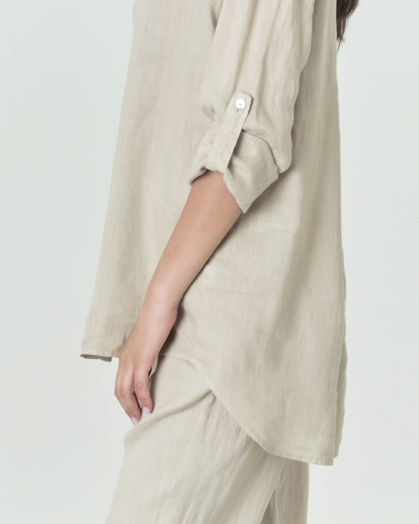 Camicia beige in lino con fondo più lungo sul retro image